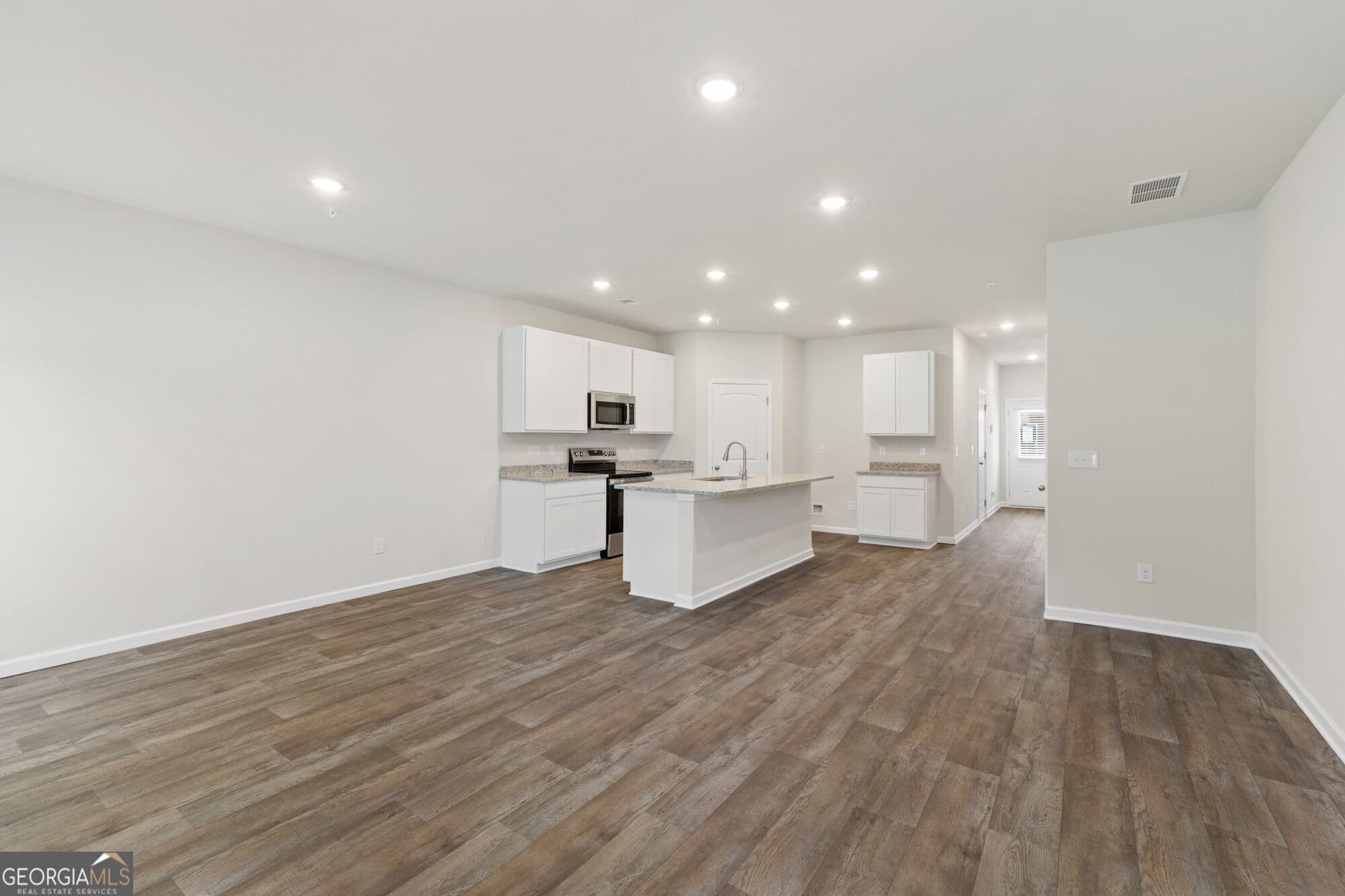 3 bedroom, 2.5 bathroom, 1,598 sq ft townhouse for sale at 8316 Columbia Court, Palmetto, GA 30268 — photo 2