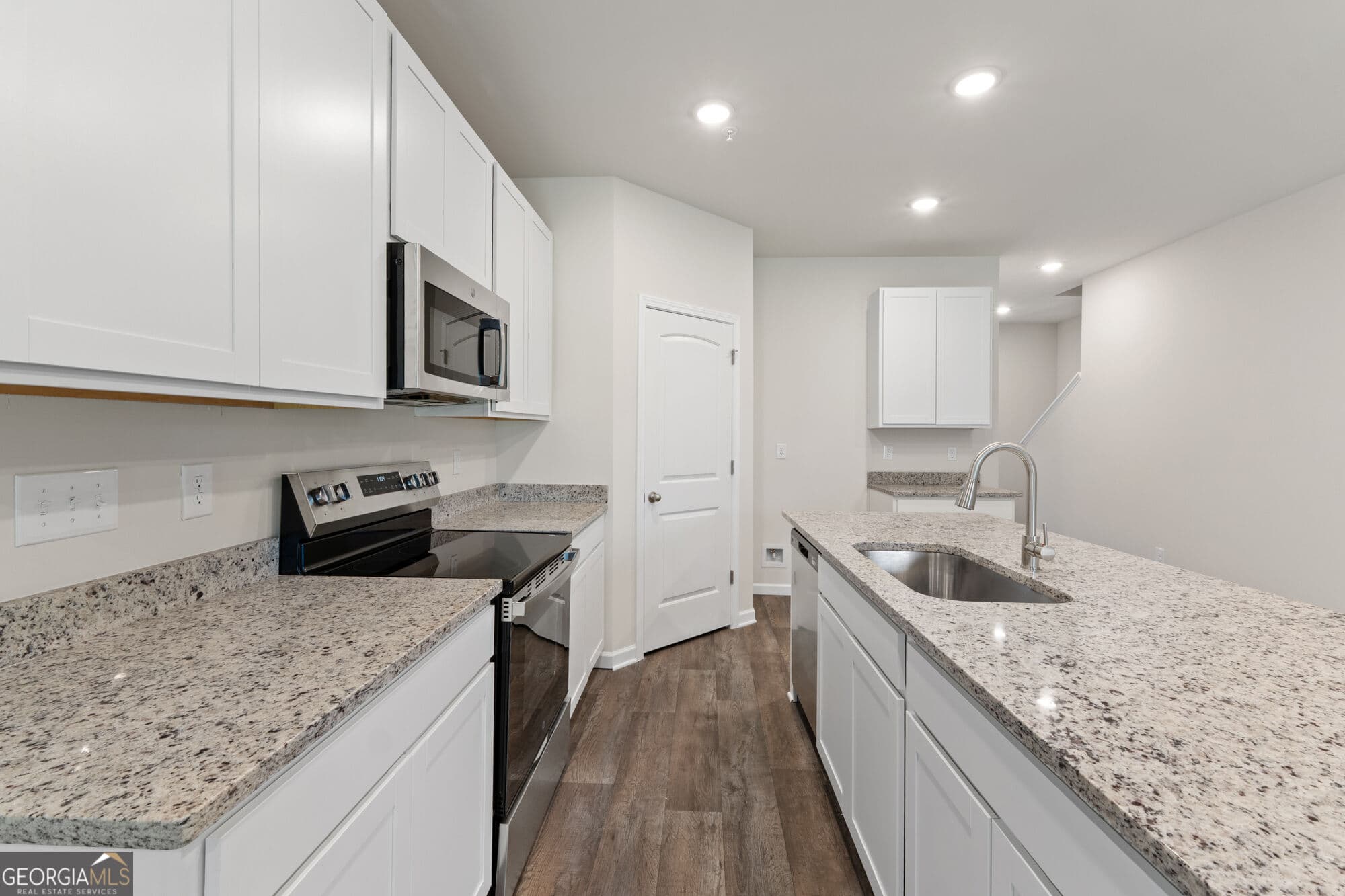 3 bedroom, 2.5 bathroom, 1,598 sq ft townhouse for sale at 8316 Columbia Court, Palmetto, GA 30268 — photo 6