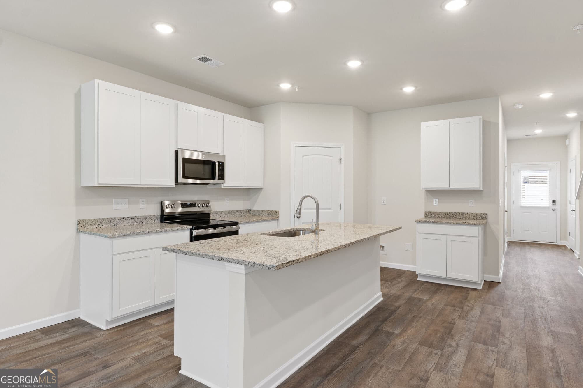 3 bedroom, 2.5 bathroom, 1,598 sq ft townhouse for sale at 8316 Columbia Court, Palmetto, GA 30268 — photo 3