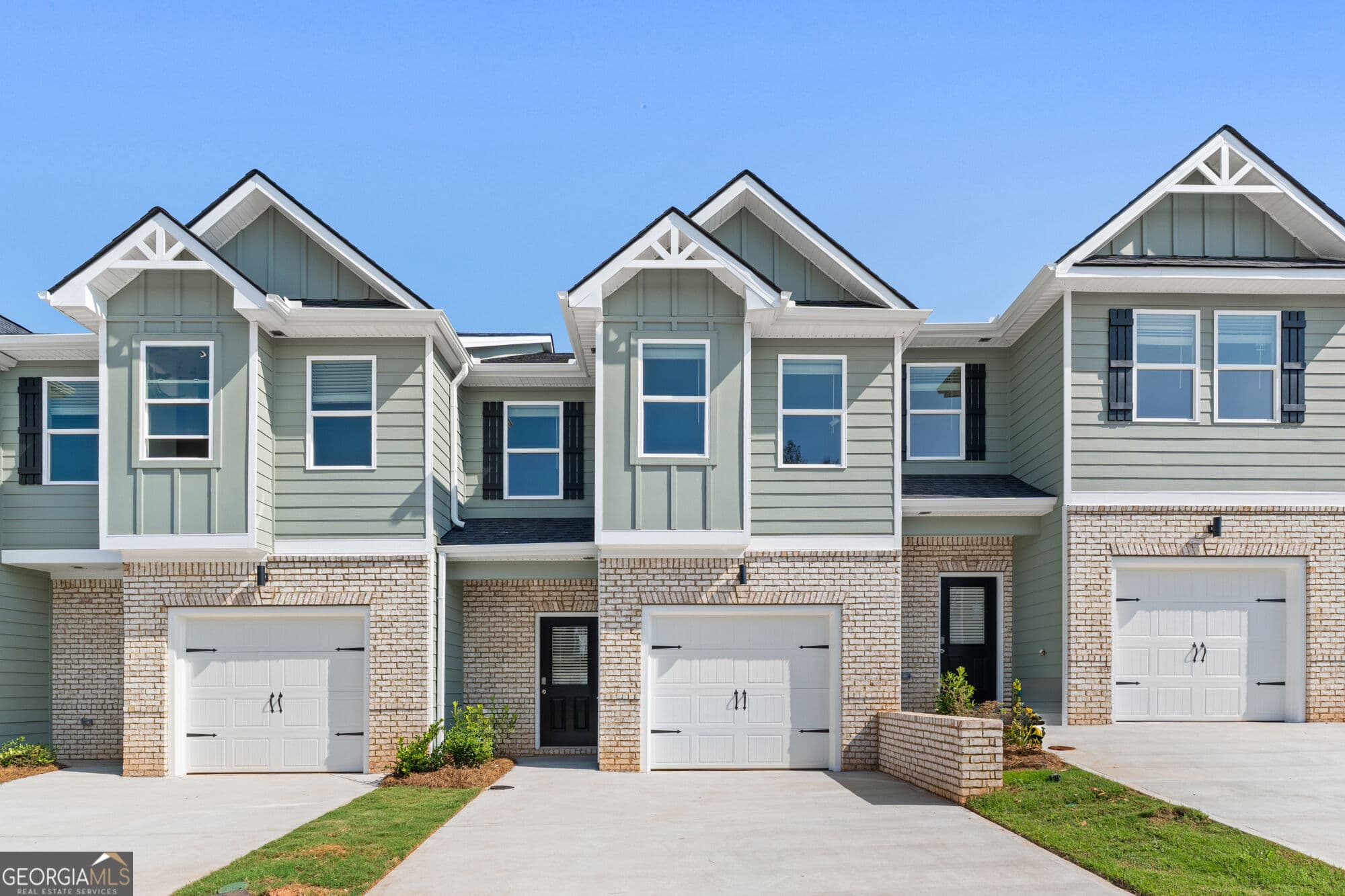 3 bedroom, 2.5 bathroom, 1,598 sq ft townhouse for sale at 8316 Columbia Court, Palmetto, GA 30268 — photo 1 of 26