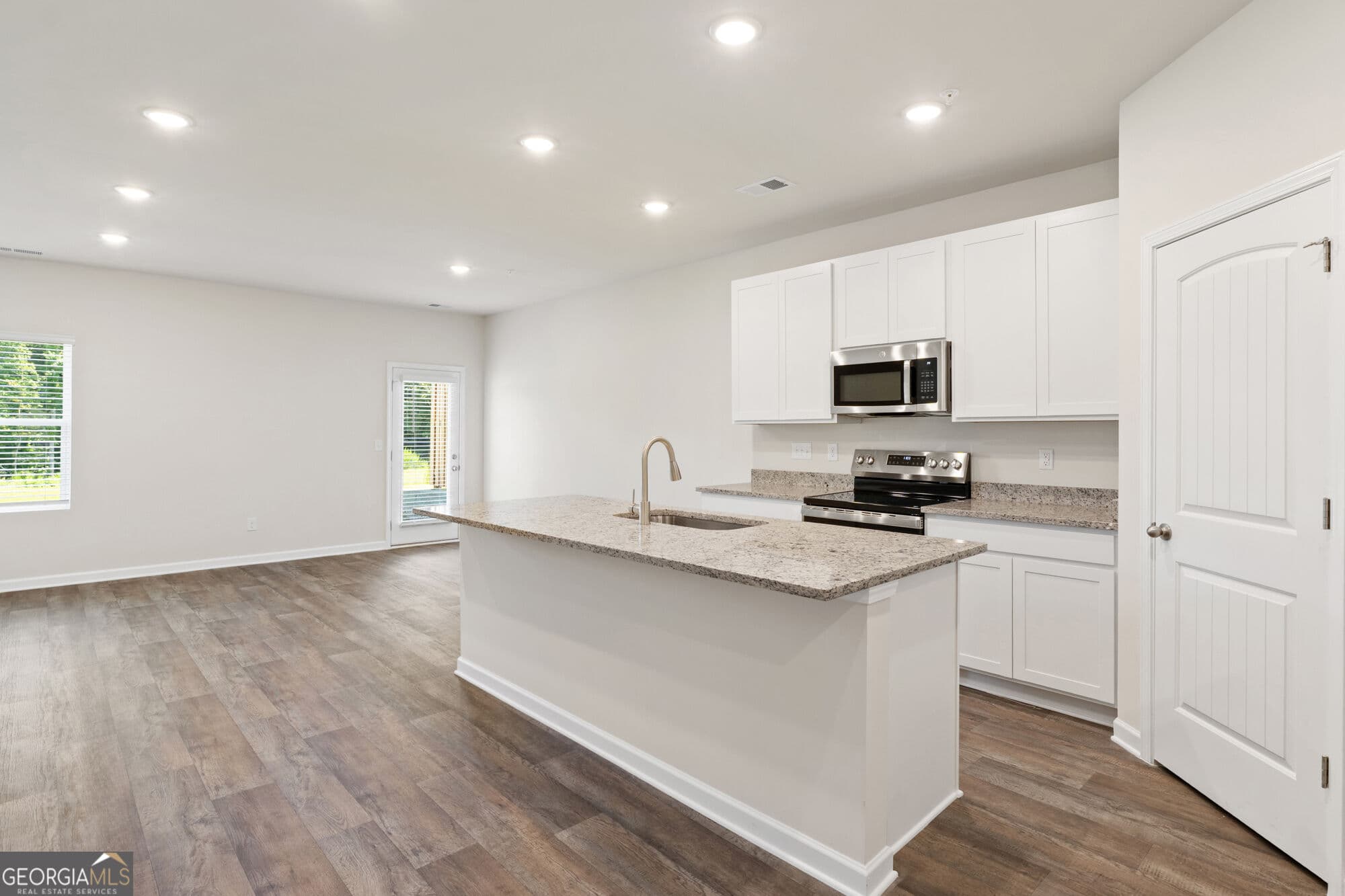 3 bedroom, 2.5 bathroom, 1,598 sq ft townhouse for sale at 8316 Columbia Court, Palmetto, GA 30268 — photo 5