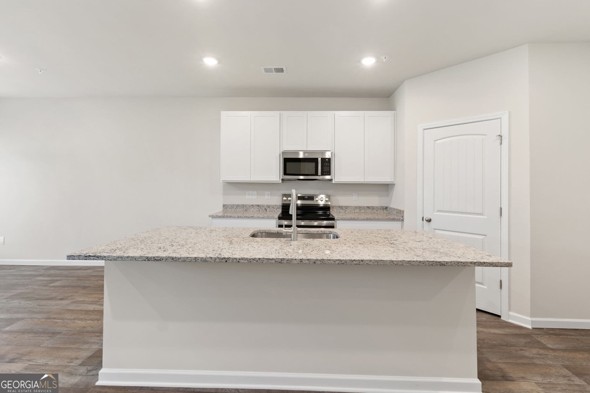 3 bedroom, 2.5 bathroom, 1,598 sq ft townhouse for sale at 8316 Columbia Court, Palmetto, GA 30268 — photo 4