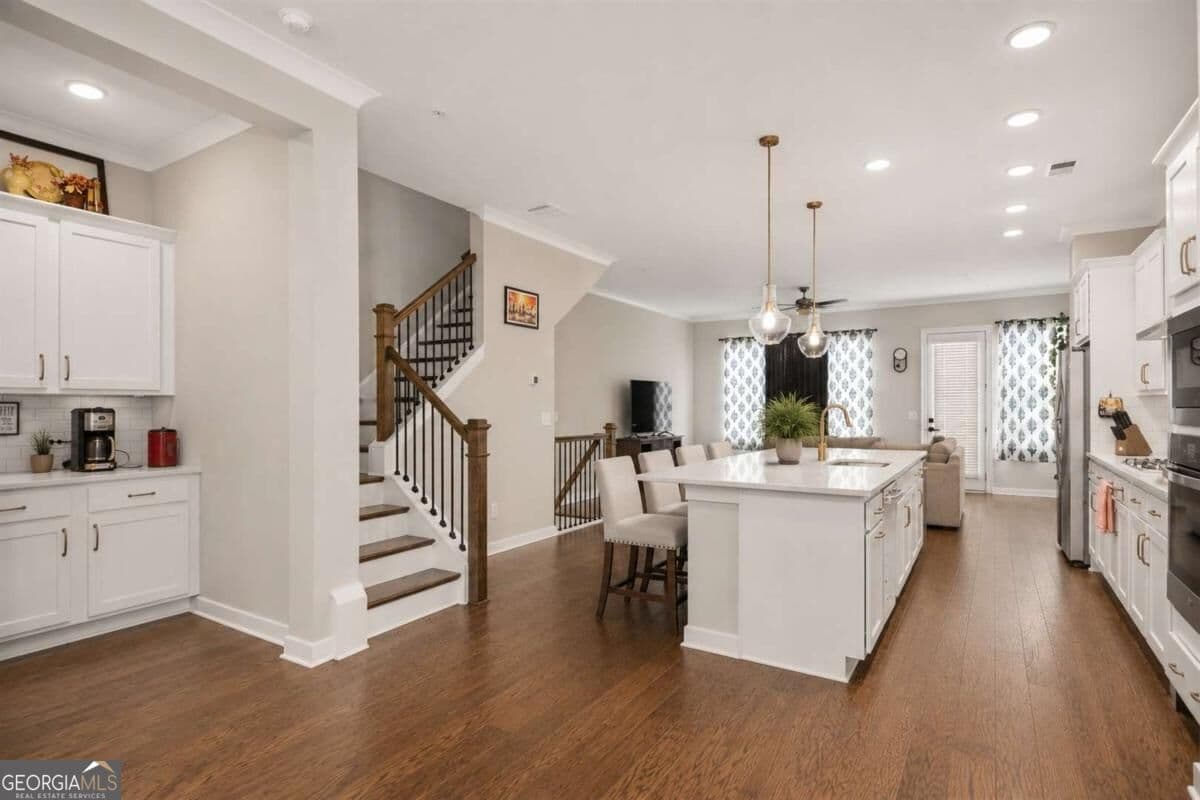 4 bedroom, 3.5 bathroom, 2,364 sq ft townhouse for sale at 495 Ashbury Drive, Roswell, GA 30076 — photo 4