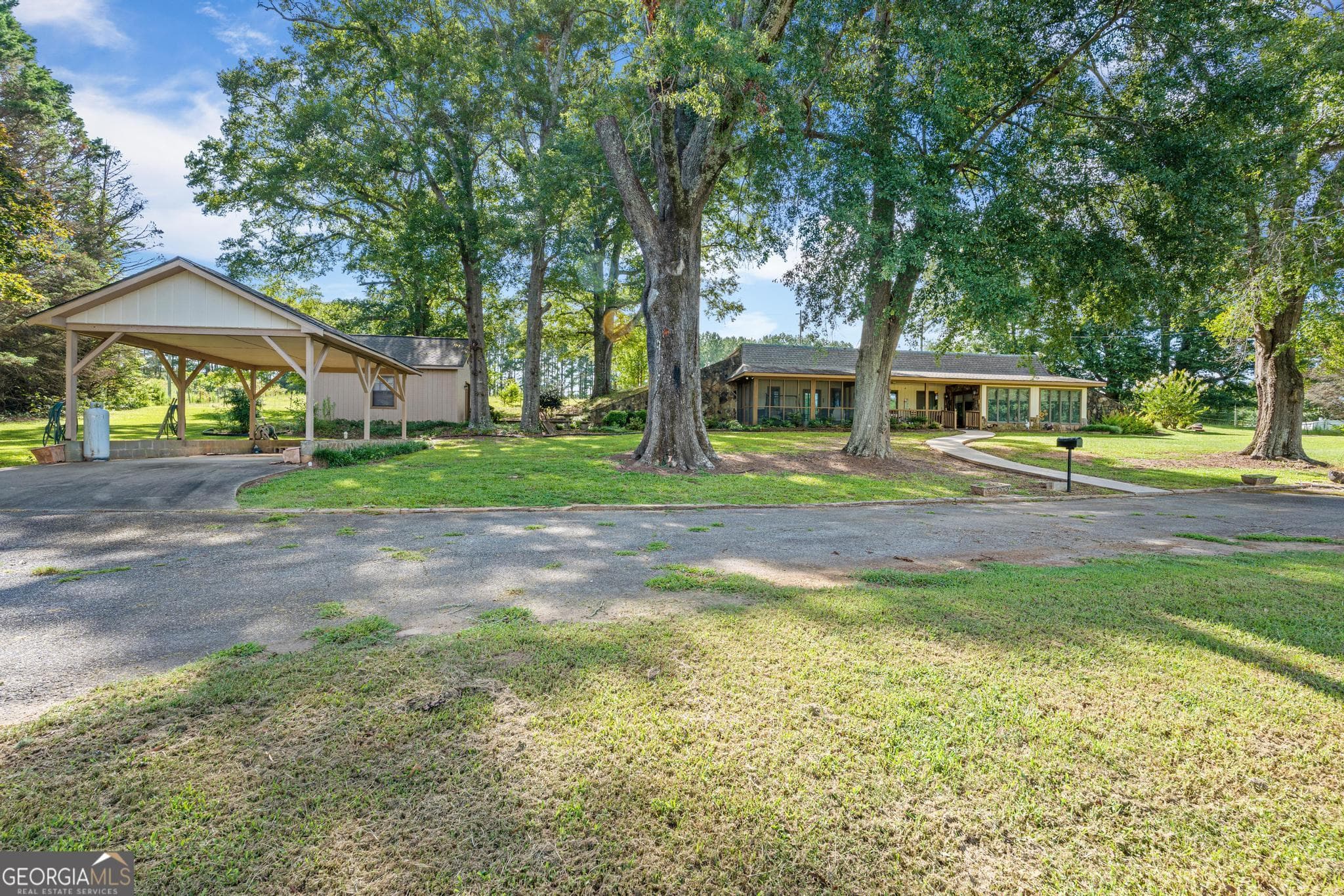 3 bedroom, 2 bathroom, 2,000 sq ft single family residence for sale at 818 McCrary Road, Molena, GA 30258 — photo 9