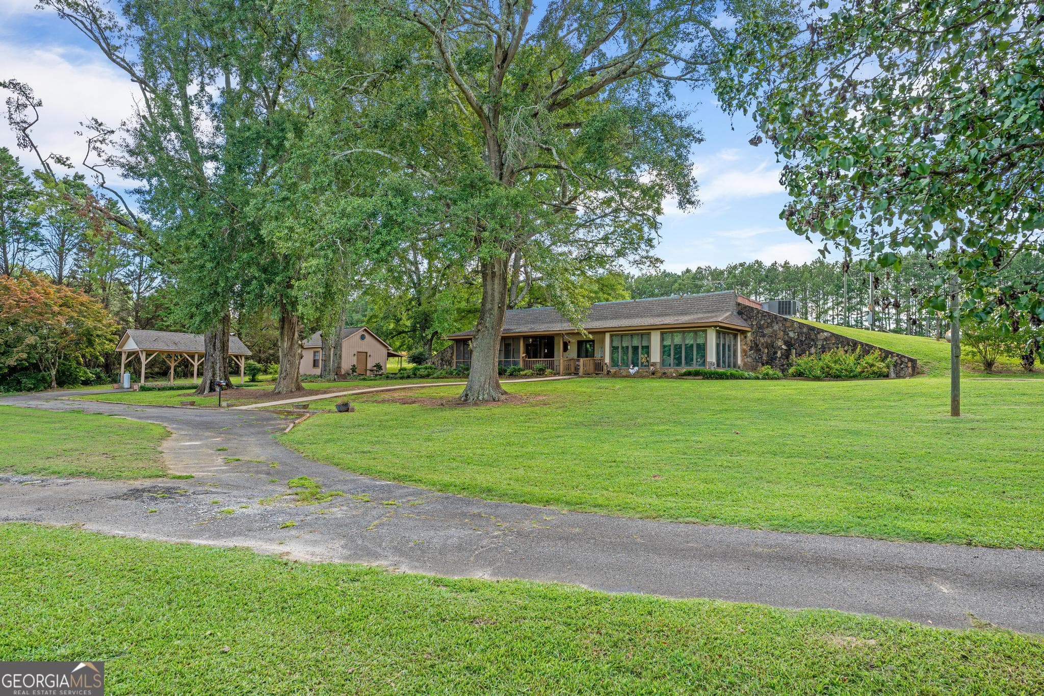 3 bedroom, 2 bathroom, 2,000 sq ft single family residence for sale at 818 McCrary Road, Molena, GA 30258 — photo 8