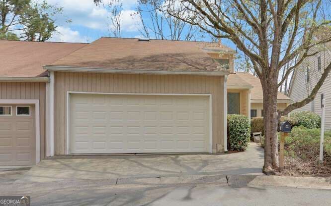 4 bedroom, 2.5 bathroom, 3,120 sq ft townhouse for sale at 390 Colony Cove, Alpharetta, GA 30022 — photo 2