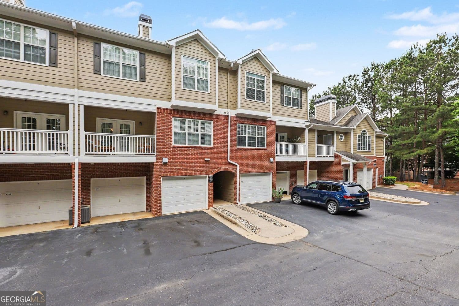 2 bedroom, 2.5 bathroom, 1,379 sq ft townhouse for sale at 6115 Woodland Lane, Alpharetta, GA 30009 — photo 2
