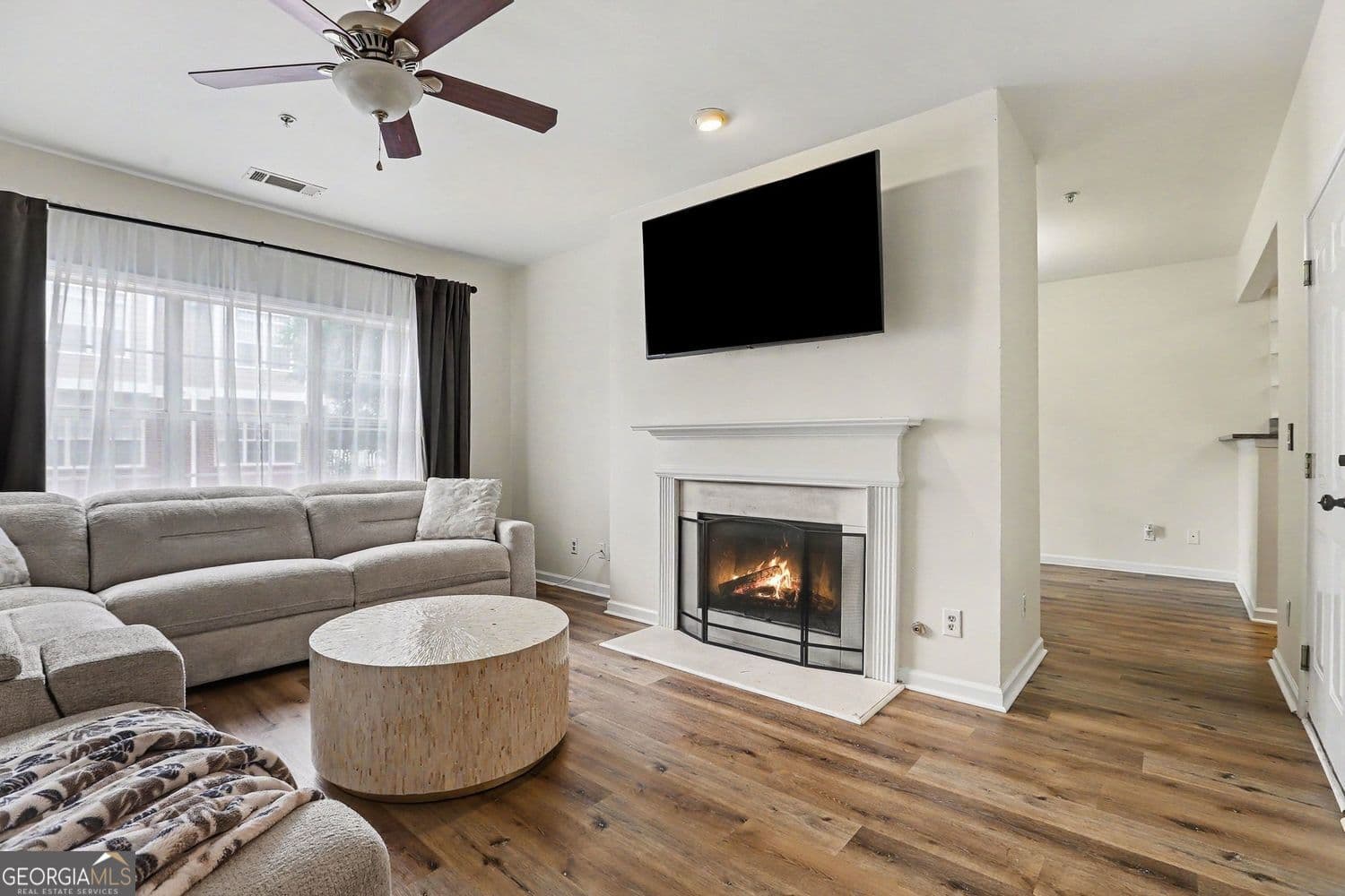 2 bedroom, 2.5 bathroom, 1,379 sq ft townhouse for sale at 6115 Woodland Lane, Alpharetta, GA 30009 — photo 5