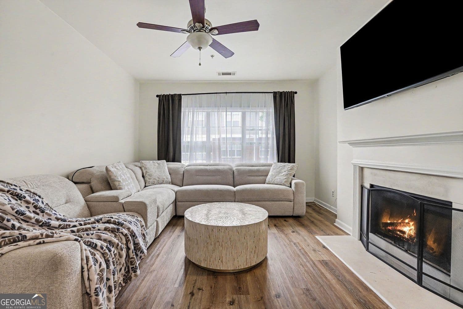 2 bedroom, 2.5 bathroom, 1,379 sq ft townhouse for sale at 6115 Woodland Lane, Alpharetta, GA 30009 — photo 4