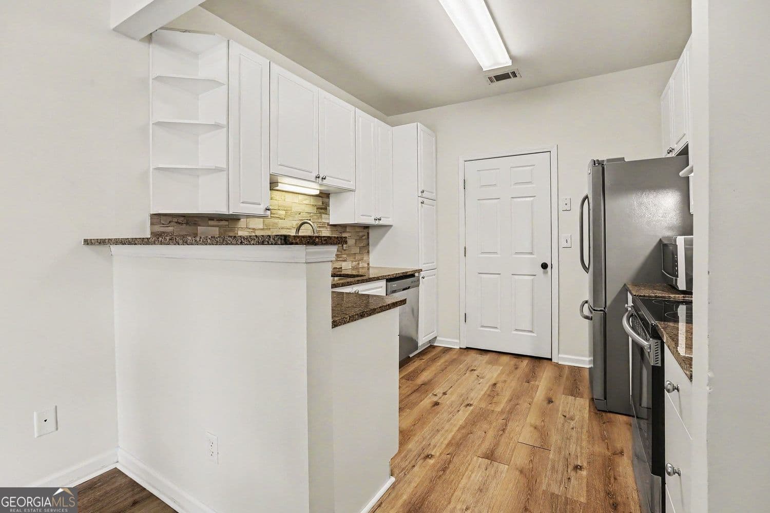 2 bedroom, 2.5 bathroom, 1,379 sq ft townhouse for sale at 6115 Woodland Lane, Alpharetta, GA 30009 — photo 8