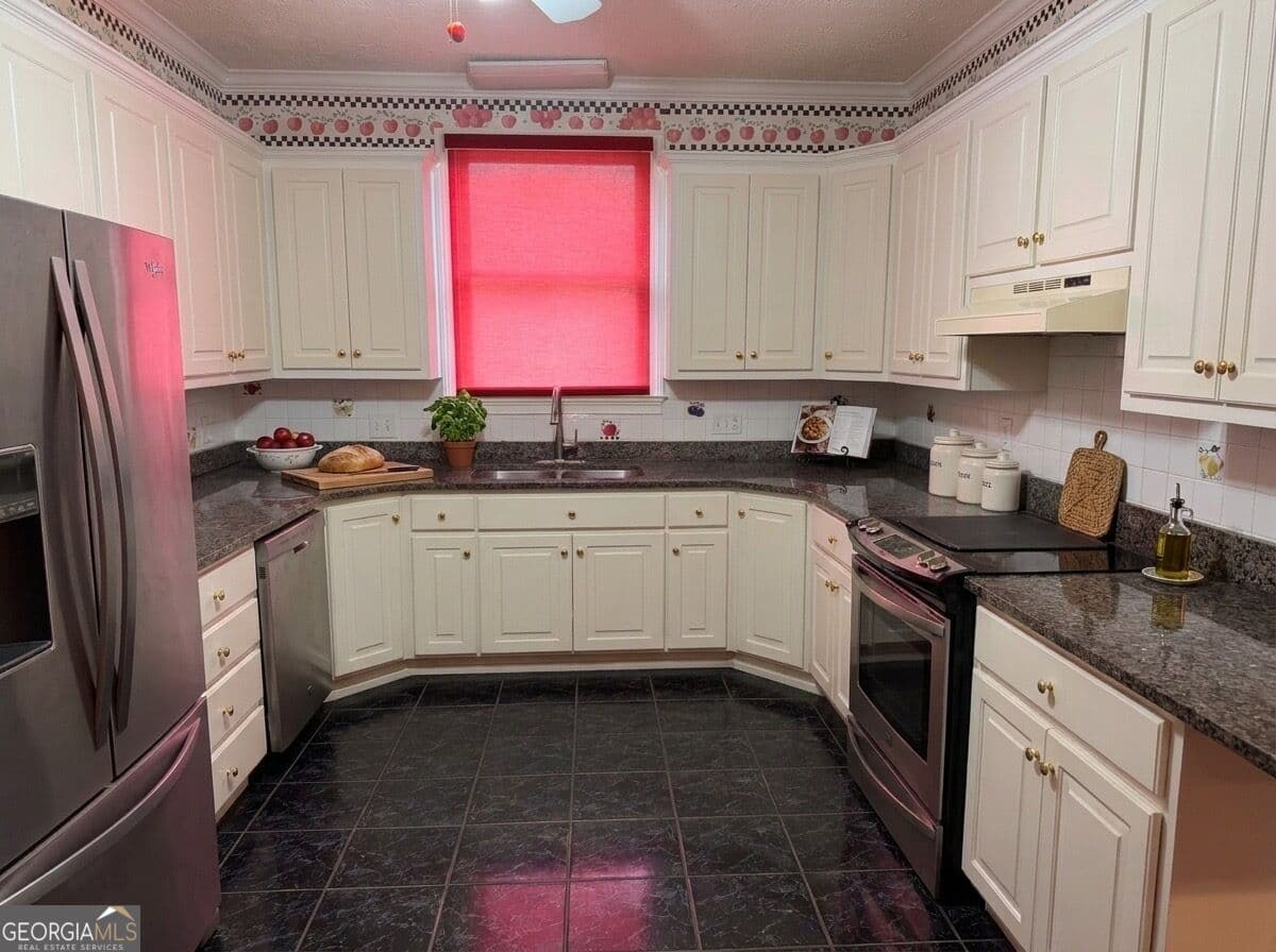 3 bedroom, 2 bathroom, 4,620 sq ft single family residence for sale at 202 S Madison Avenue, Eatonton, GA 31024 — photo 8