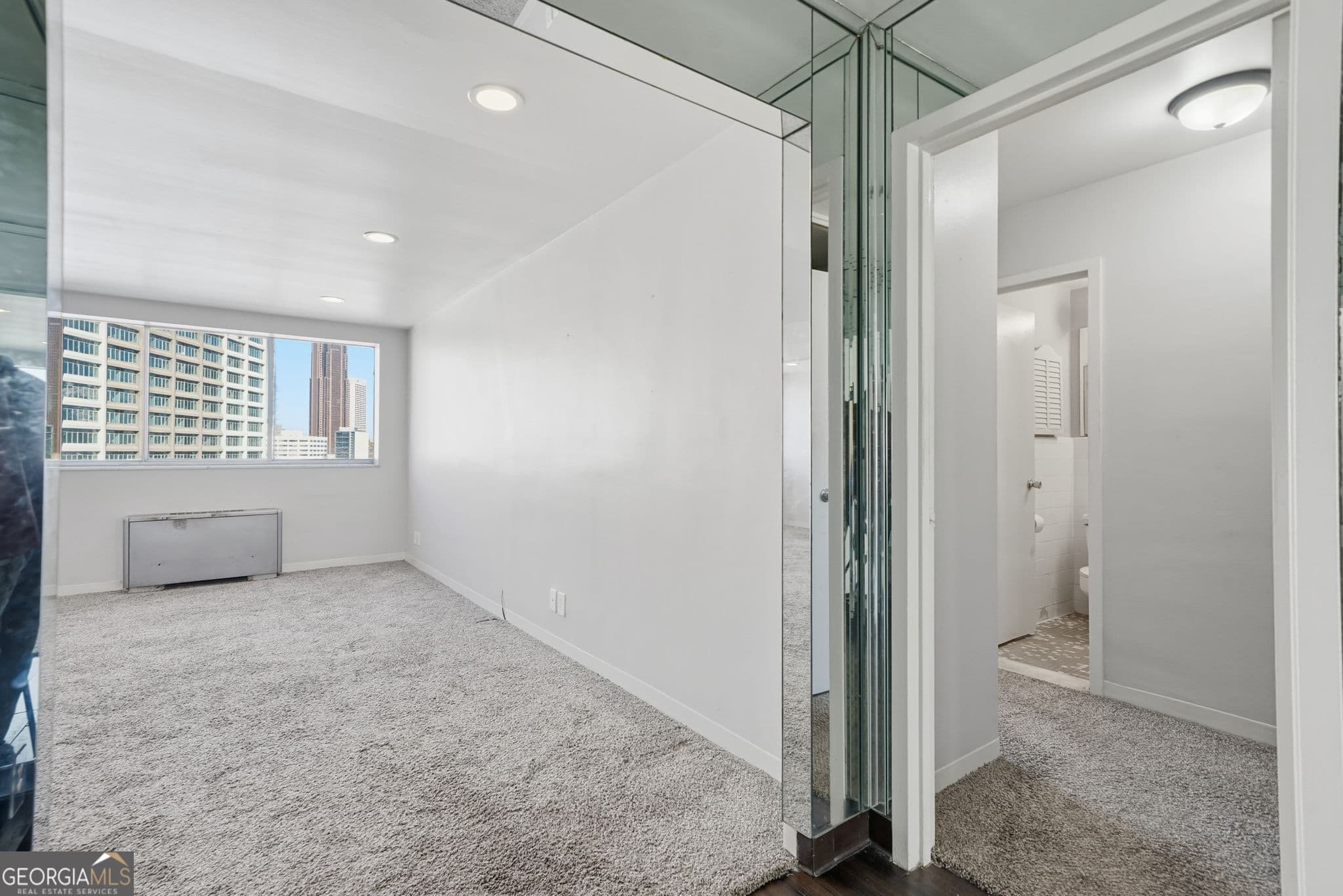 1 bedroom, 1 bathroom, 850 sq ft condominium for sale at 215 Piedmont Avenue APT 2002, Atlanta, GA 30308 — photo 4