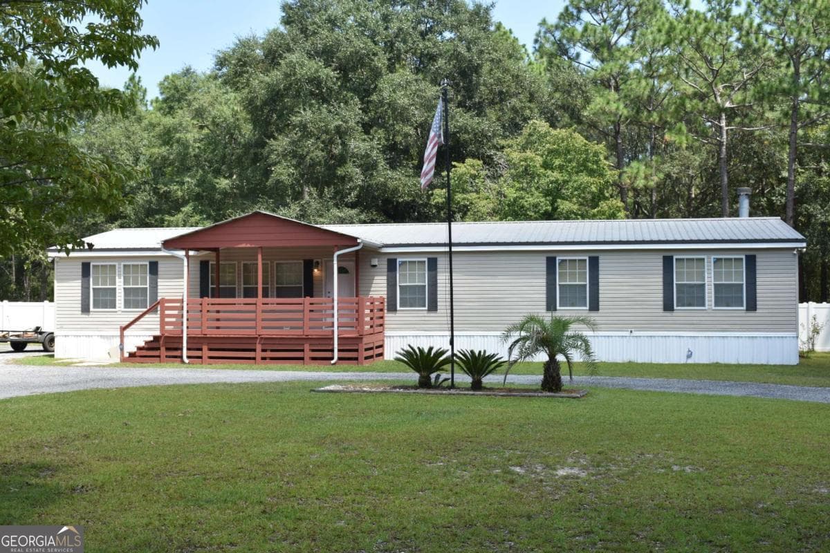 4 bedroom, 2 bathroom, 2,356 sq ft single family residence under contract at 1438 Fannie Head Road, Jesup, GA 31545