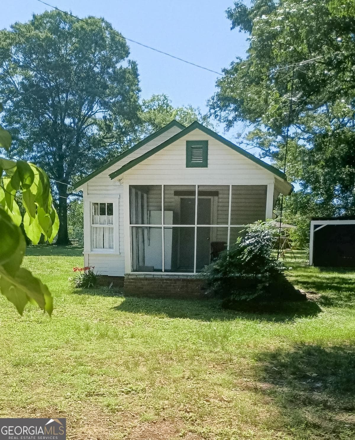 1 bedroom, 1 bathroom, 608 sq ft single family residence for sale at 7514 Ga Highway 17, Bowersville, GA 30516
