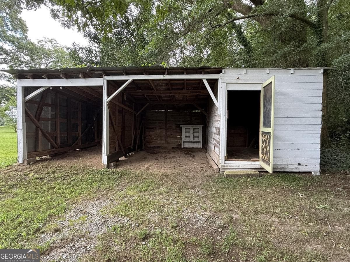 1 bedroom, 1 bathroom, 608 sq ft single family residence for sale at 7514 Ga Highway 17, Bowersville, GA 30516 — photo 4