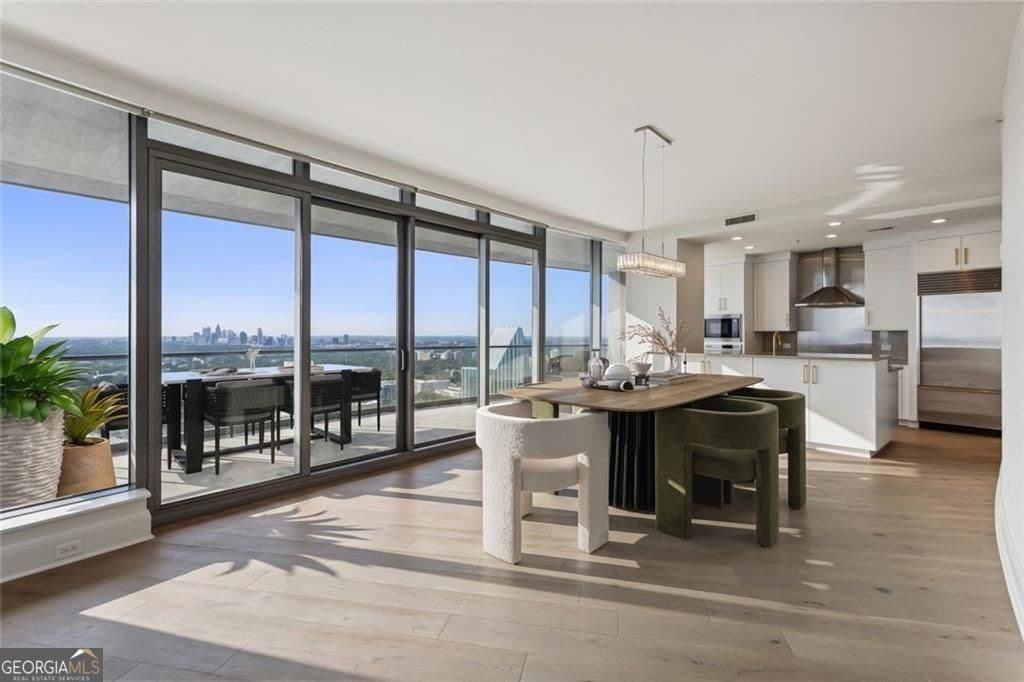 2 bedroom, 2.5 bathroom, 2,983 sq ft condominium for sale at 3344 Peachtree Road 4104, Atlanta, GA 30326 — photo 5