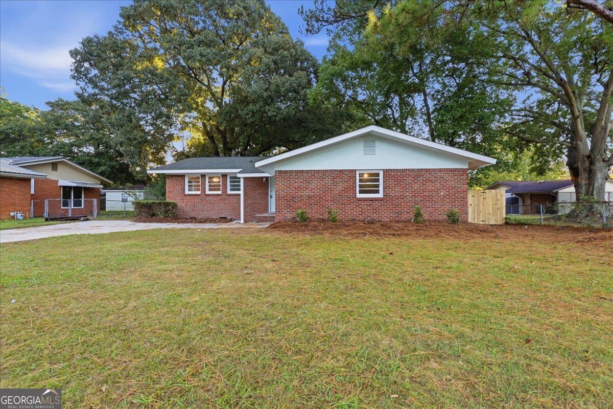 3 bedroom, 2 bathroom, 1,053 sq ft single family residence for sale at 338 Mike Street, Warner Robins, GA 31088 — photo 2