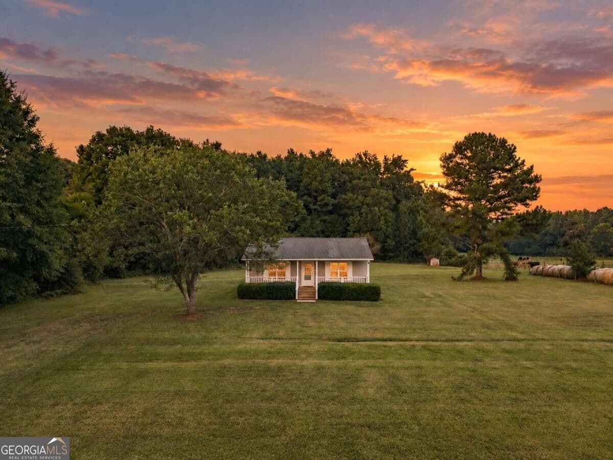2 bedroom, 1 bathroom, 884 sq ft single family residence for sale at 984 Arnoldsville Road, Winterville, GA 30683