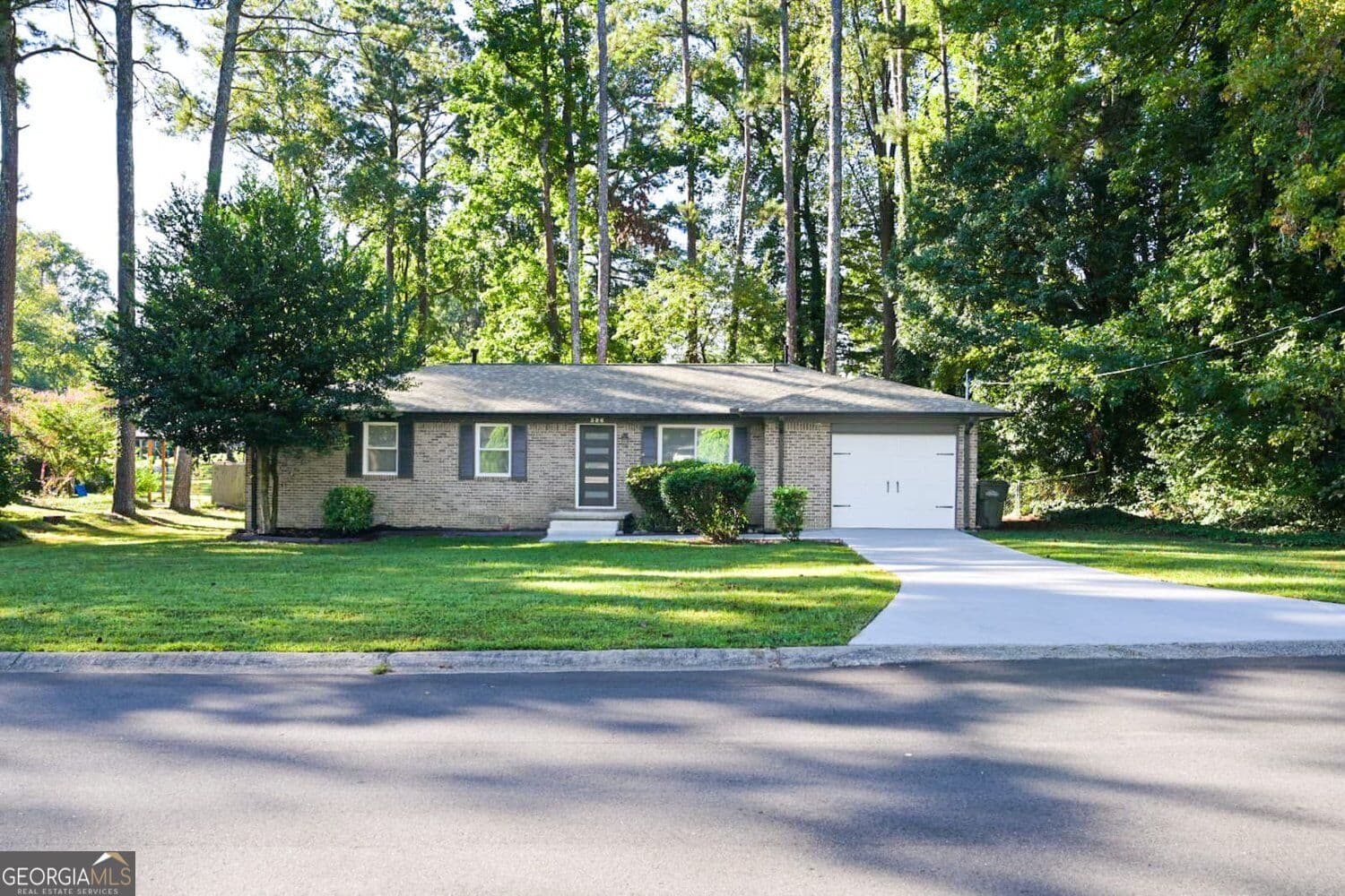 3 bedroom, 2 bathroom, 1,235 sq ft single family residence for sale at 586 E Glochester Place, Norcross, GA 30071 — photo 2