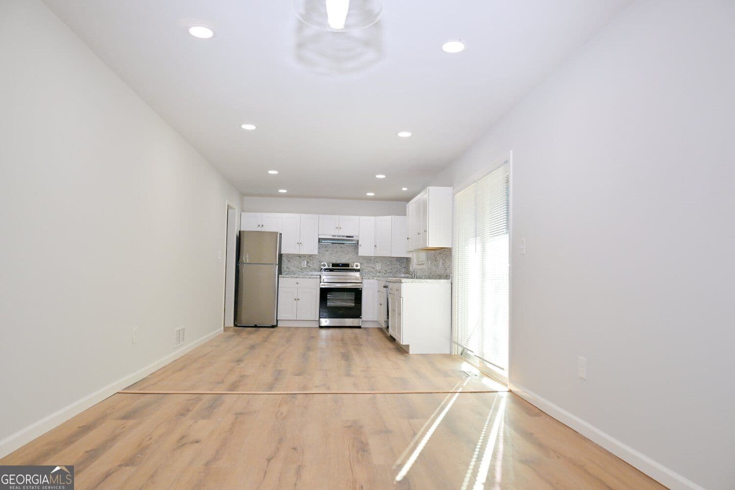 3 bedroom, 2 bathroom, 1,235 sq ft single family residence for sale at 586 E Glochester Place, Norcross, GA 30071 — photo 6
