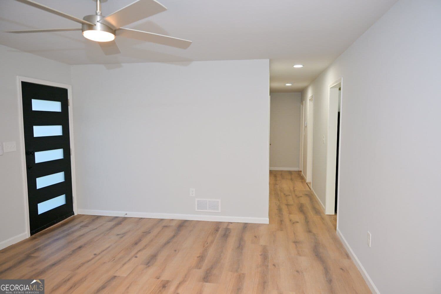 3 bedroom, 2 bathroom, 1,235 sq ft single family residence for sale at 586 E Glochester Place, Norcross, GA 30071 — photo 3