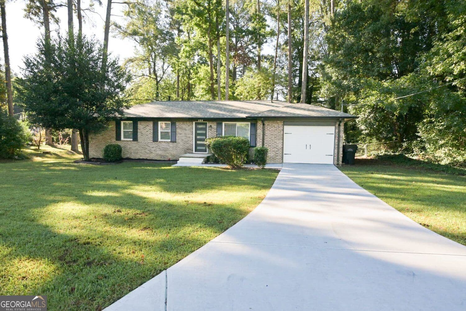 3 bedroom, 2 bathroom, 1,235 sq ft single family residence for sale at 586 E Glochester Place, Norcross, GA 30071 — photo 1 of 29