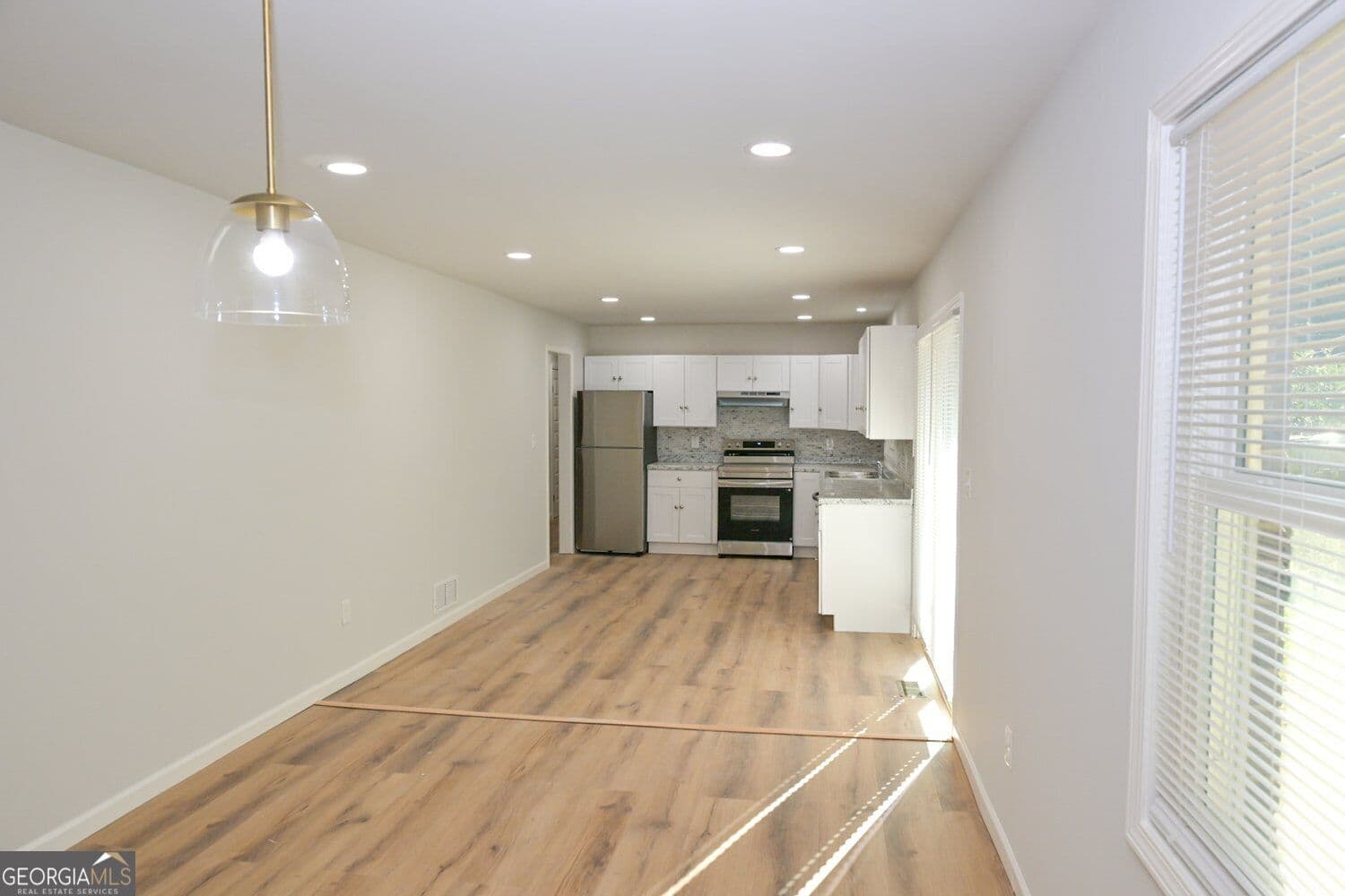 3 bedroom, 2 bathroom, 1,235 sq ft single family residence for sale at 586 E Glochester Place, Norcross, GA 30071 — photo 5