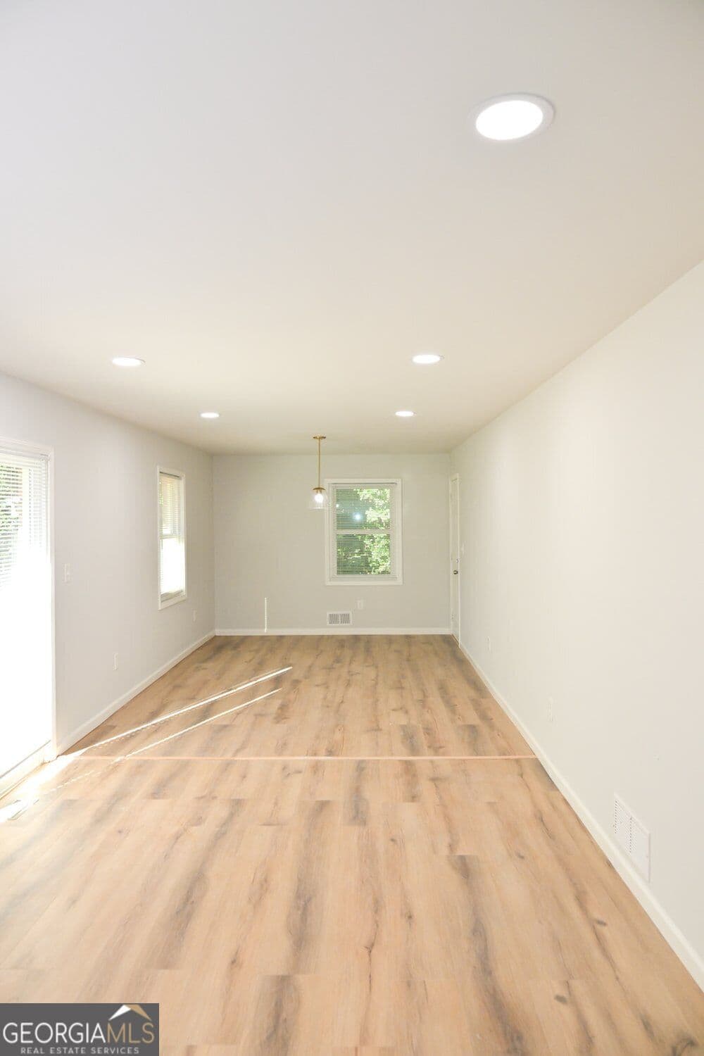 3 bedroom, 2 bathroom, 1,235 sq ft single family residence for sale at 586 E Glochester Place, Norcross, GA 30071 — photo 9