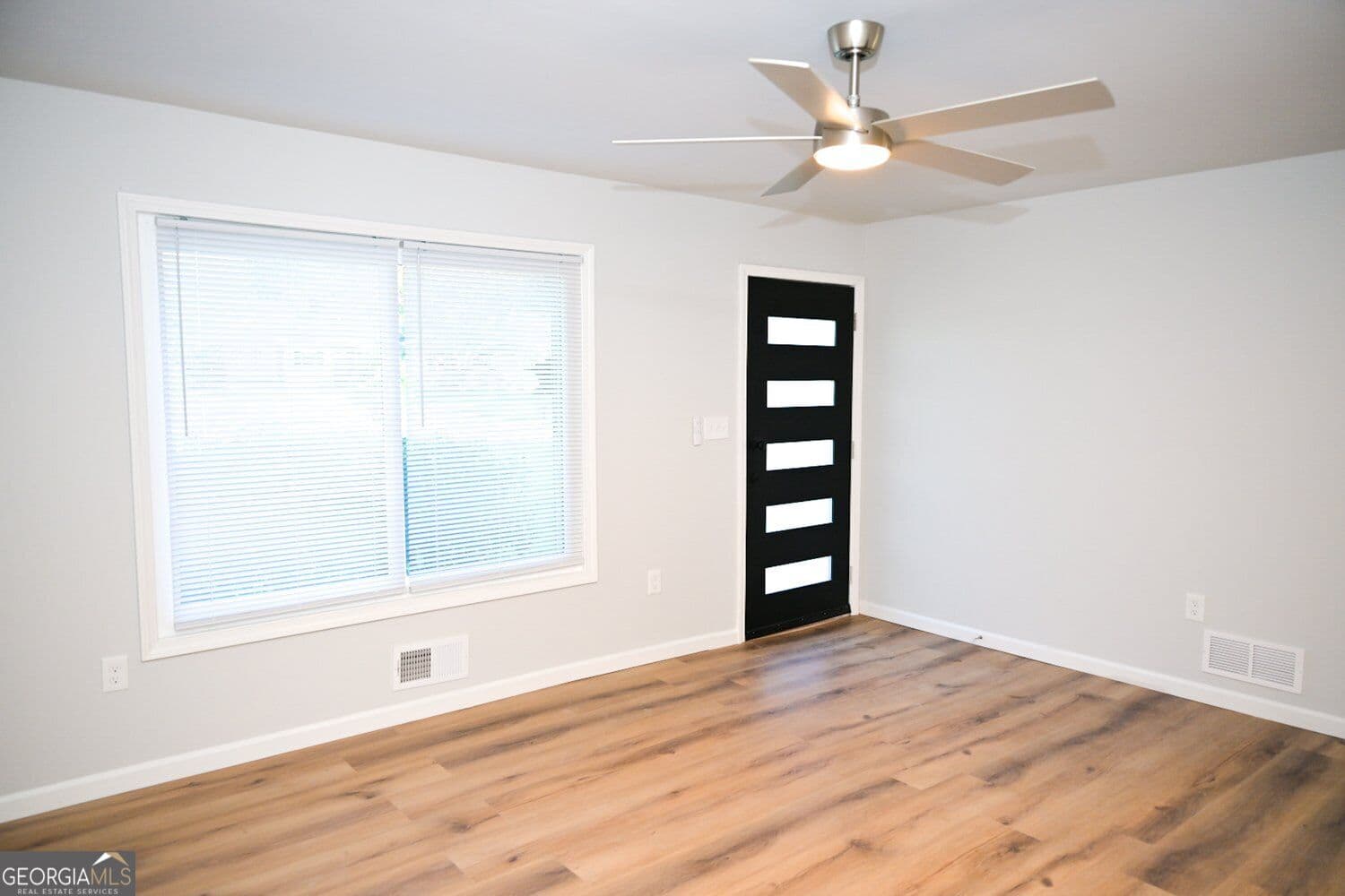 3 bedroom, 2 bathroom, 1,235 sq ft single family residence for sale at 586 E Glochester Place, Norcross, GA 30071 — photo 4