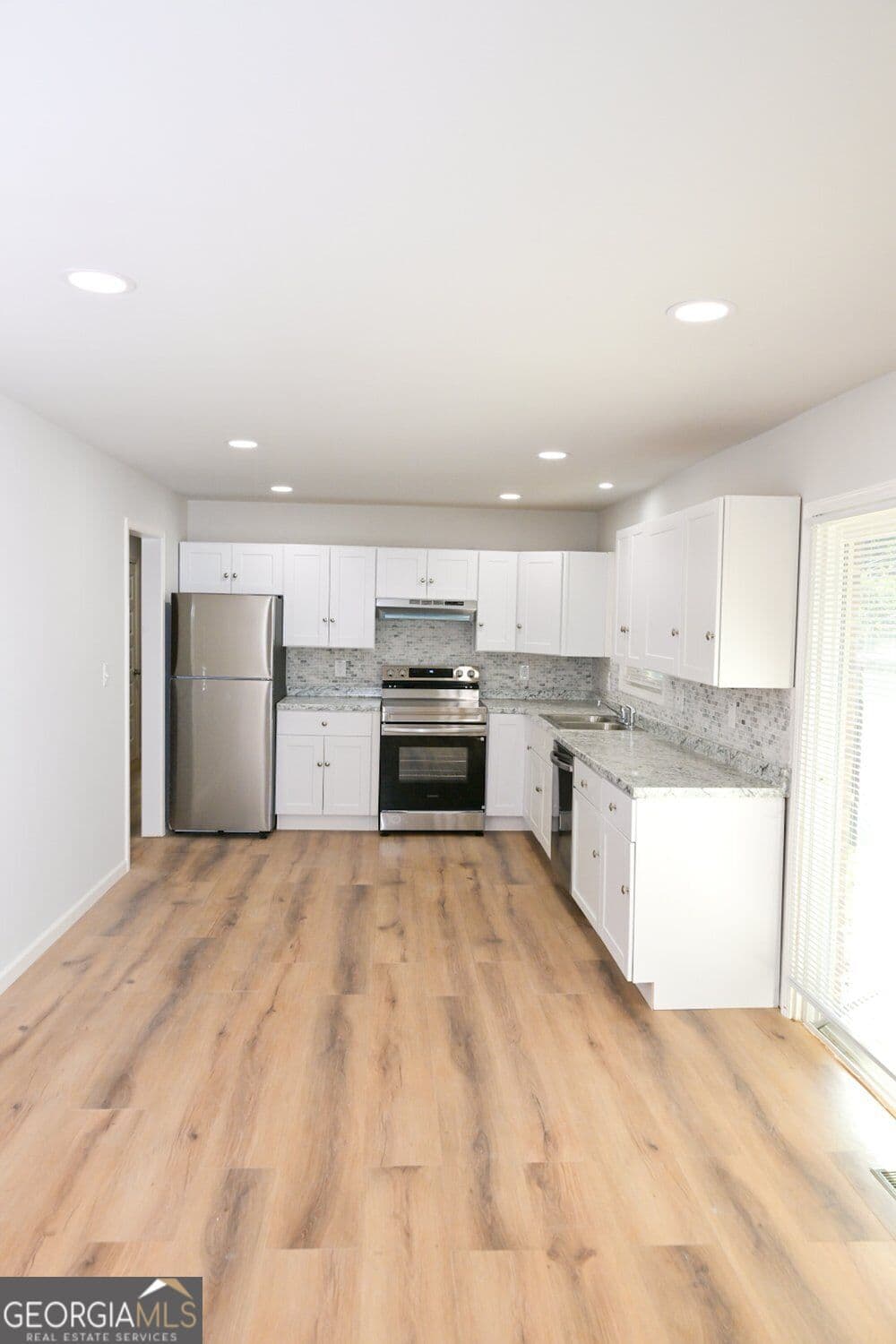 3 bedroom, 2 bathroom, 1,235 sq ft single family residence for sale at 586 E Glochester Place, Norcross, GA 30071 — photo 8
