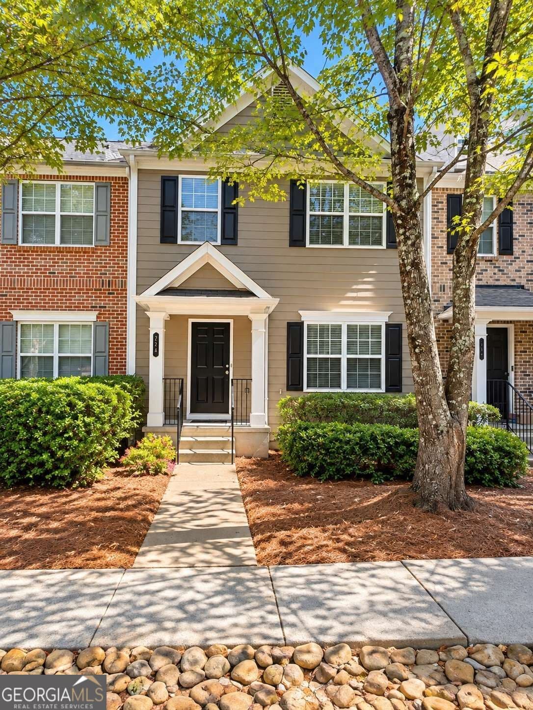 4 bedroom, 2.5 bathroom, 1,870 sq ft townhouse for sale at 724 Breeze Lane, Woodstock, GA 30188 — photo 2