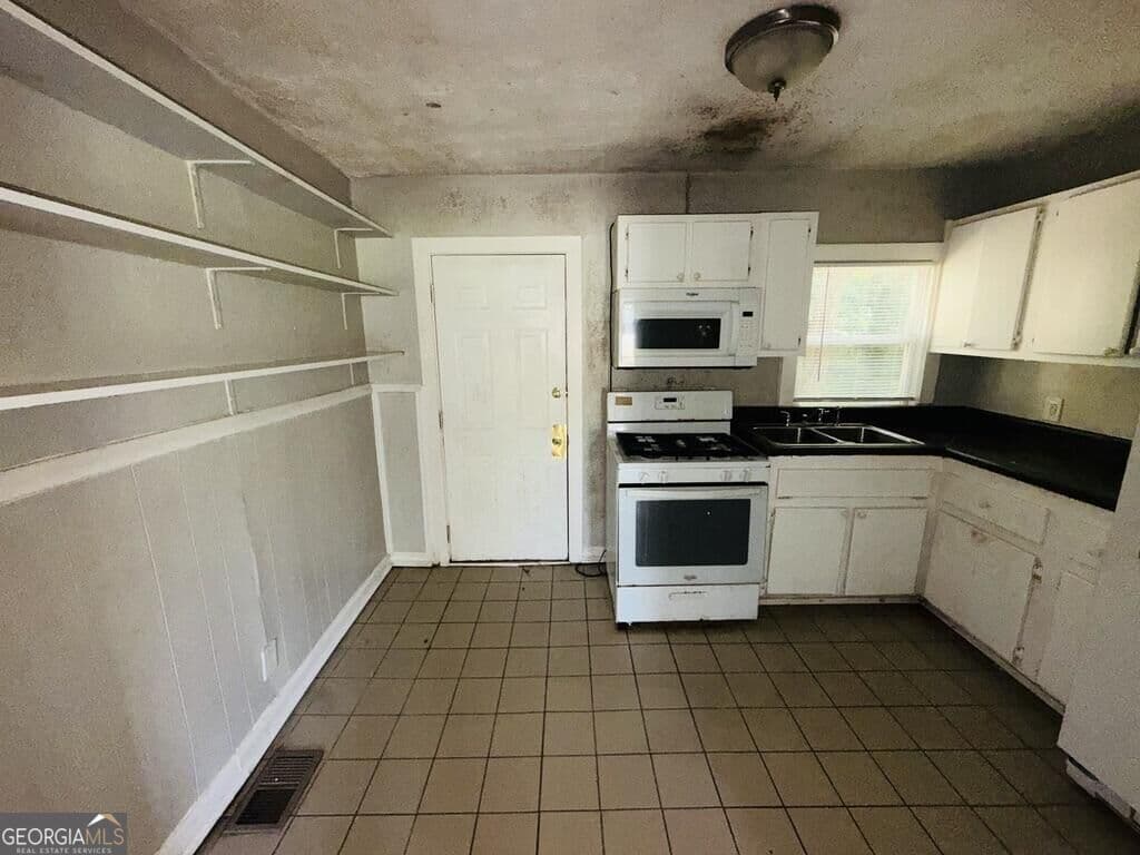 3 bedroom, 1 bathroom, 1,080 sq ft single family residence for sale at 2835 Burton Road, Atlanta, GA 30311 — photo 5