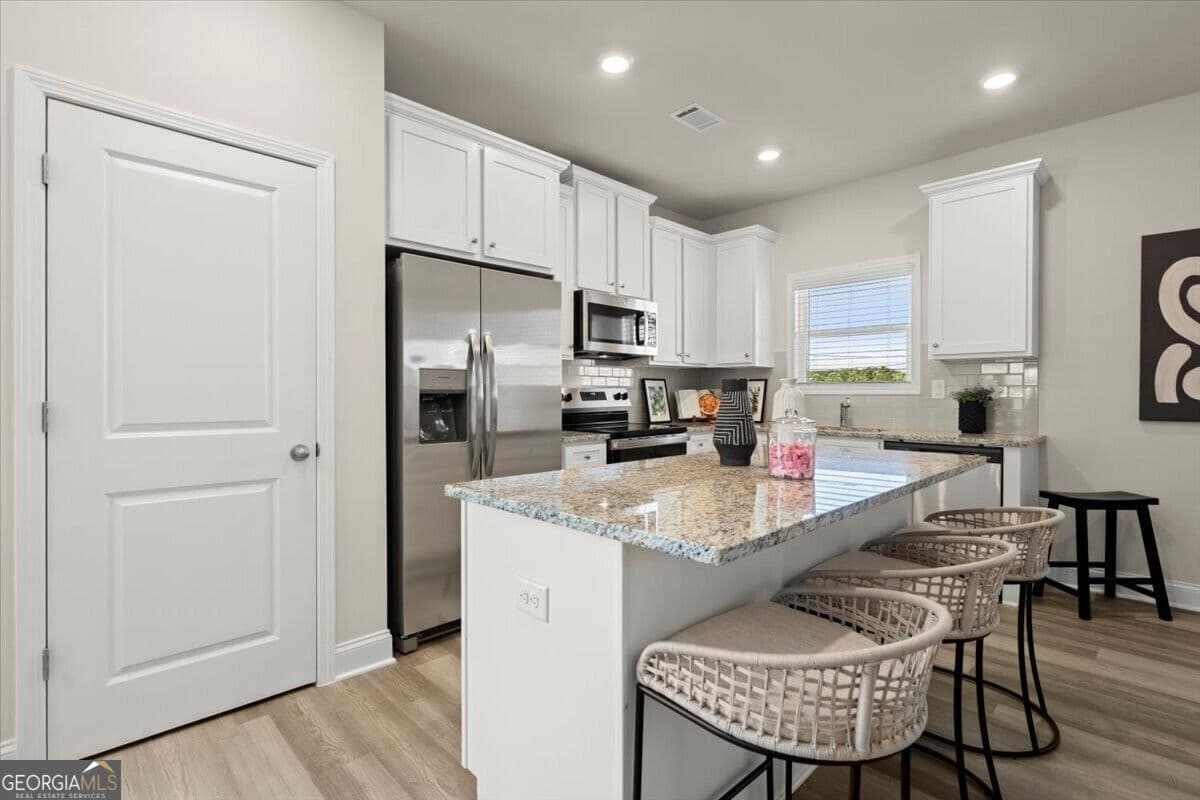 3 bedroom, 2.5 bathroom, 1,833 sq ft townhouse for sale at 827 Leraes Way Street, Loganville, GA 30052 — photo 5