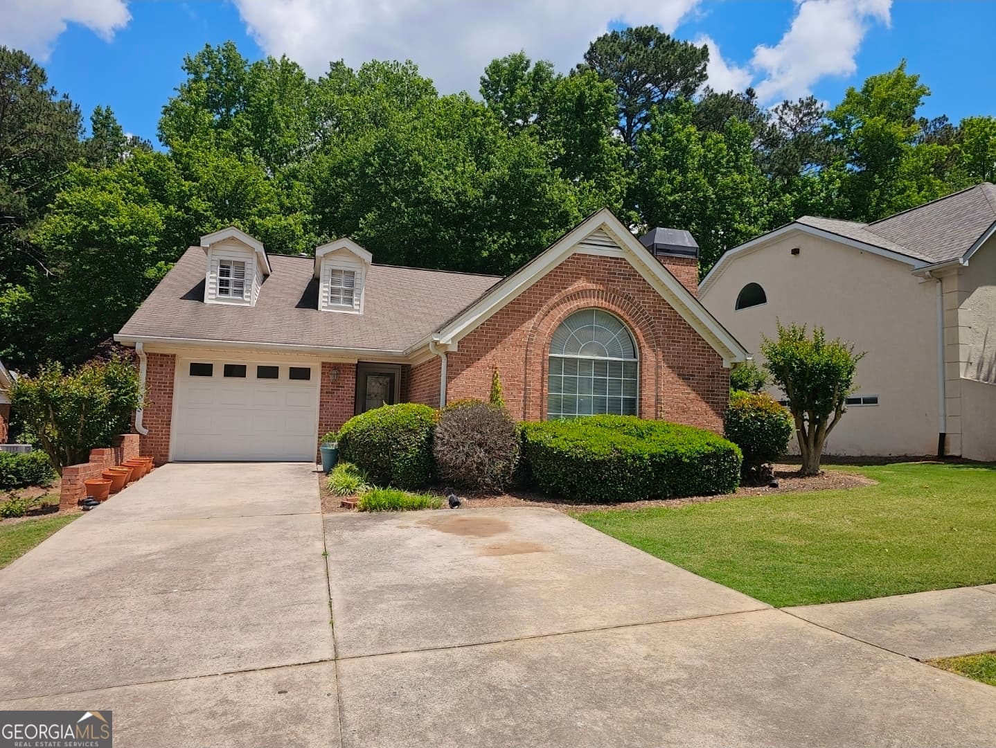 2 bedroom, 2 bathroom, 1,616 sq ft single family residence for sale at 165 Stratford Way, Fayetteville, GA 30214 — photo 1 of 28