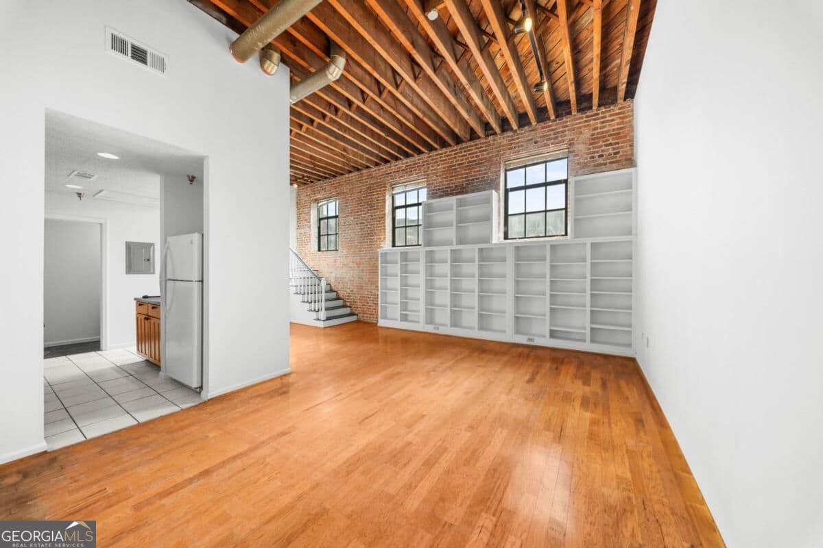 2 bedroom, 1.5 bathroom, 1,012 sq ft condominium for sale at 411 W Congress Street 4, Savannah, GA 31401 — photo 2