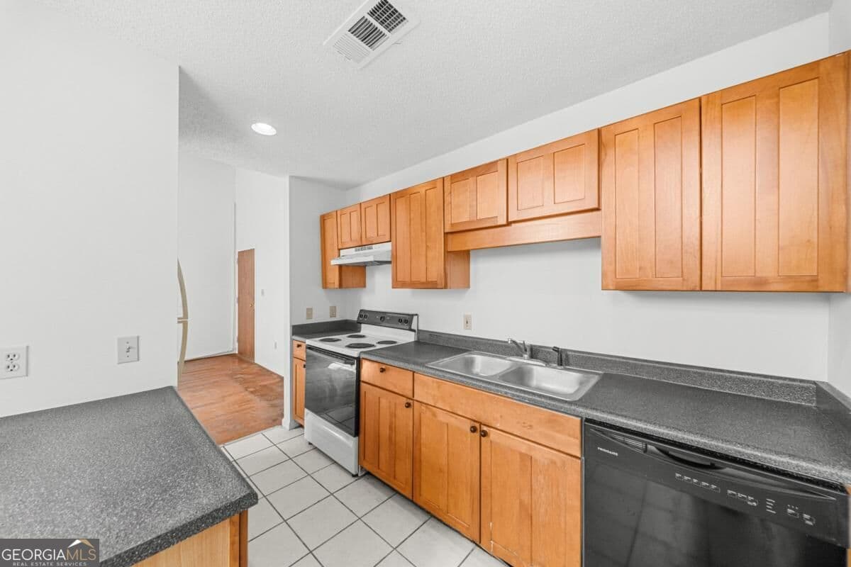 2 bedroom, 1.5 bathroom, 1,012 sq ft condominium for sale at 411 W Congress Street 4, Savannah, GA 31401 — photo 6
