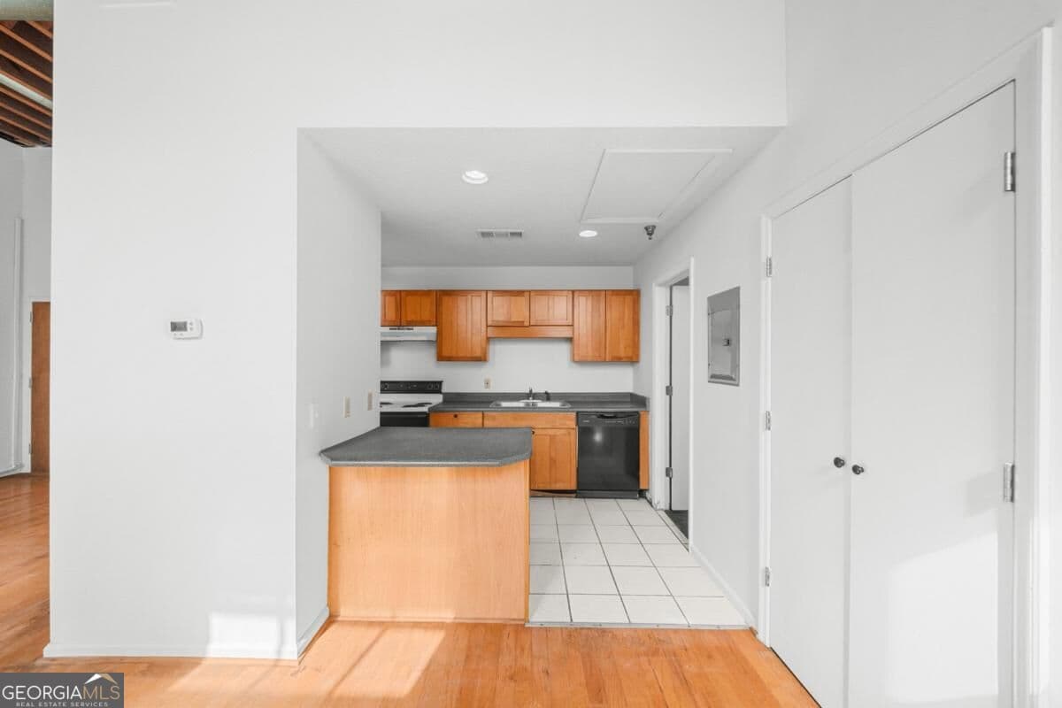 2 bedroom, 1.5 bathroom, 1,012 sq ft condominium for sale at 411 W Congress Street 4, Savannah, GA 31401 — photo 5
