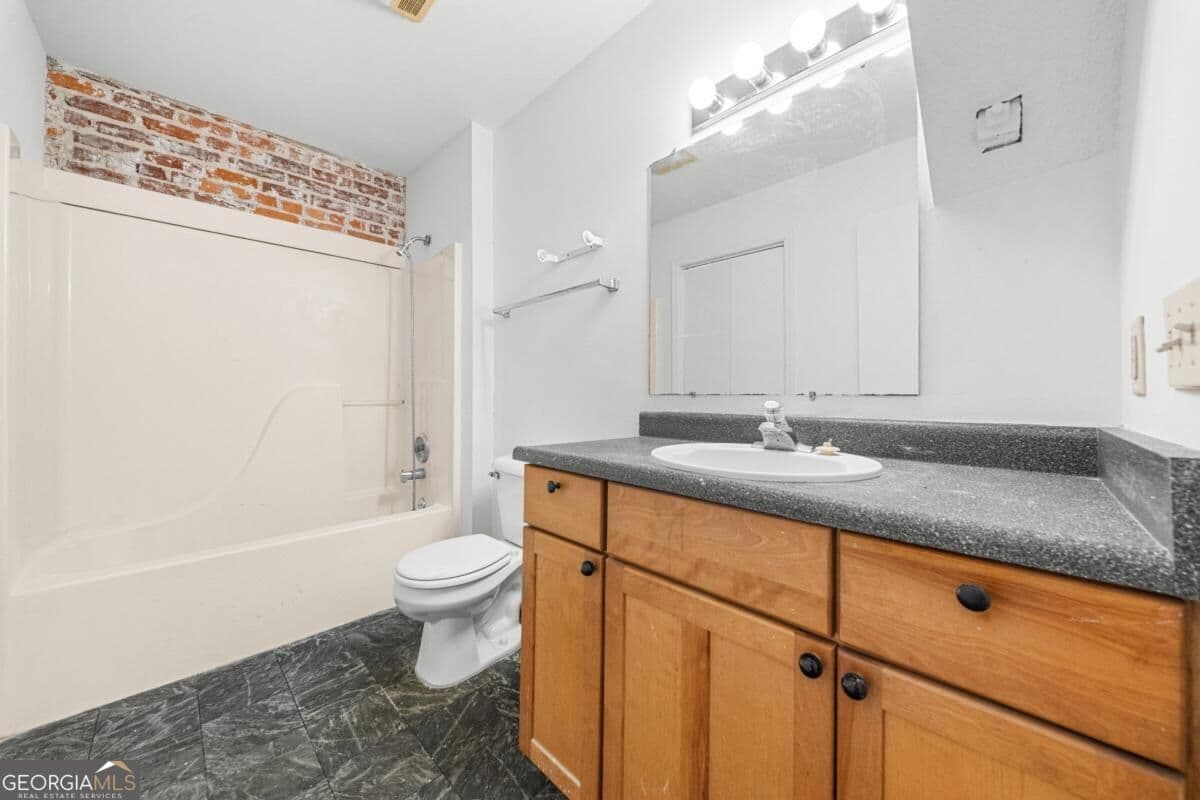 2 bedroom, 1.5 bathroom, 1,012 sq ft condominium for sale at 411 W Congress Street 4, Savannah, GA 31401 — photo 10