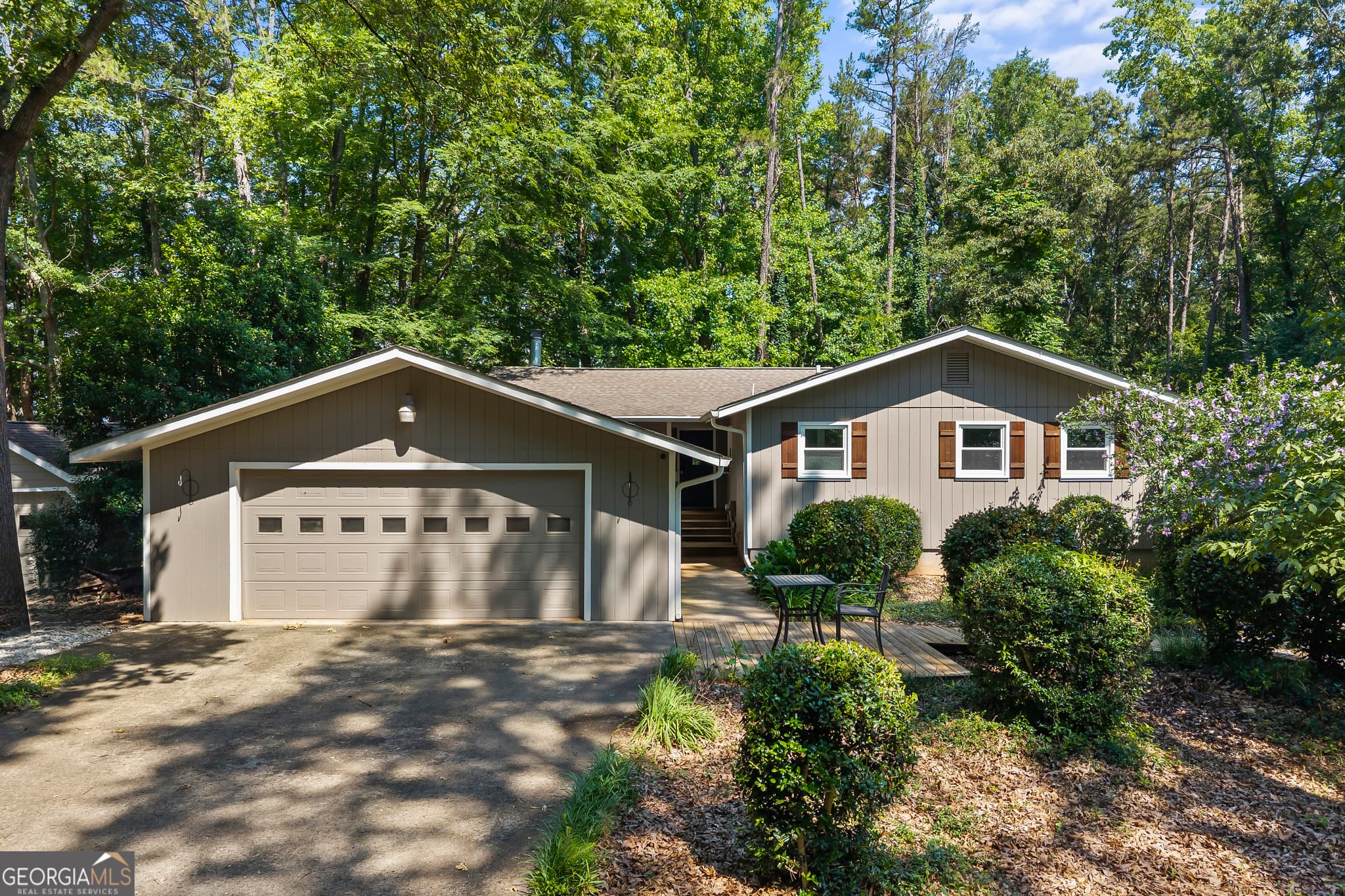 3 bedroom, 2.5 bathroom, 2,217 sq ft single family residence under contract at 244 Lake View Court, Lavonia, GA 30553