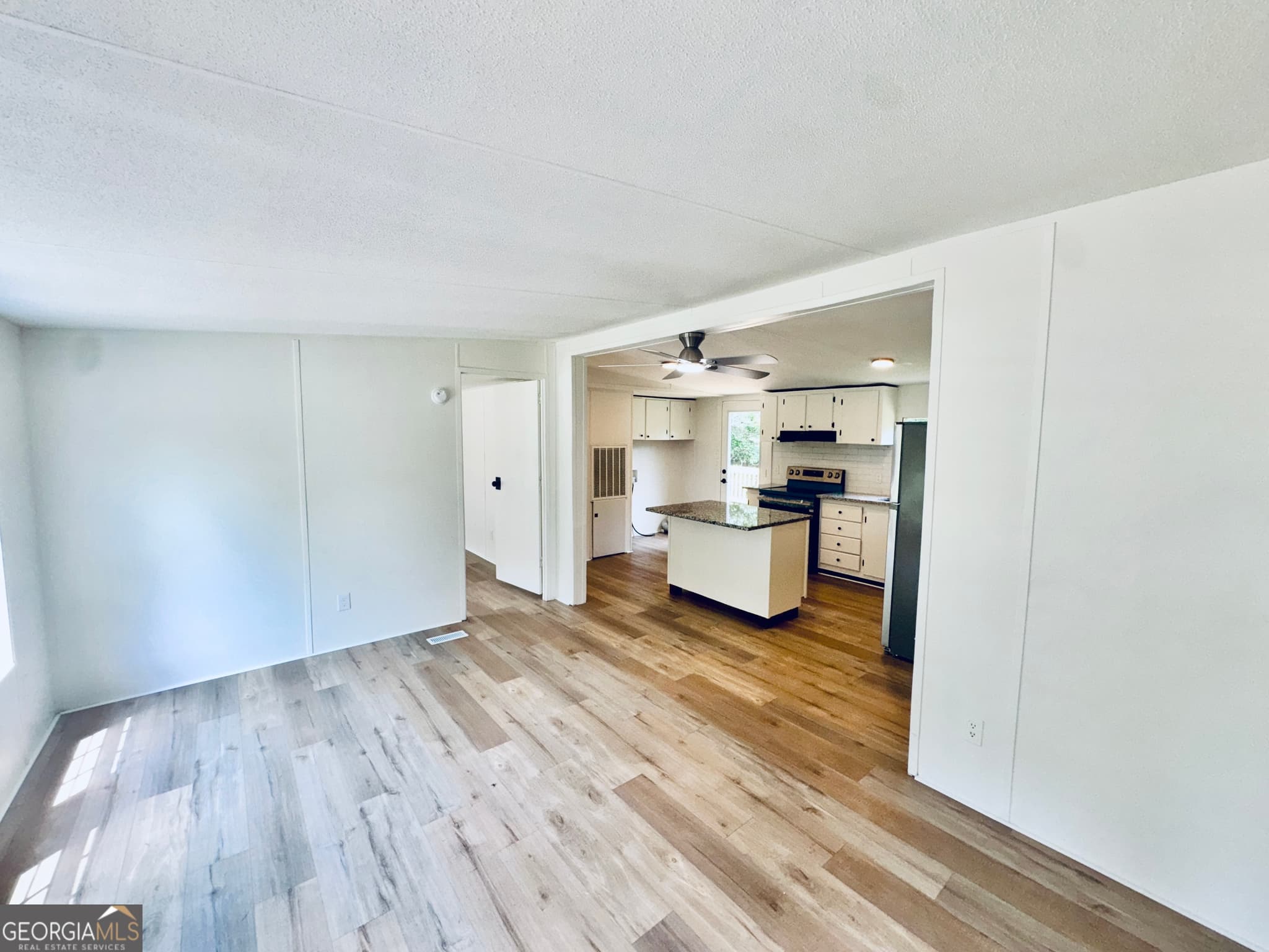 3 bedroom, 2 bathroom manufactured home,single family residence under contract at 713 Woods Road, Tunnel Hill, GA 30755 — photo 2