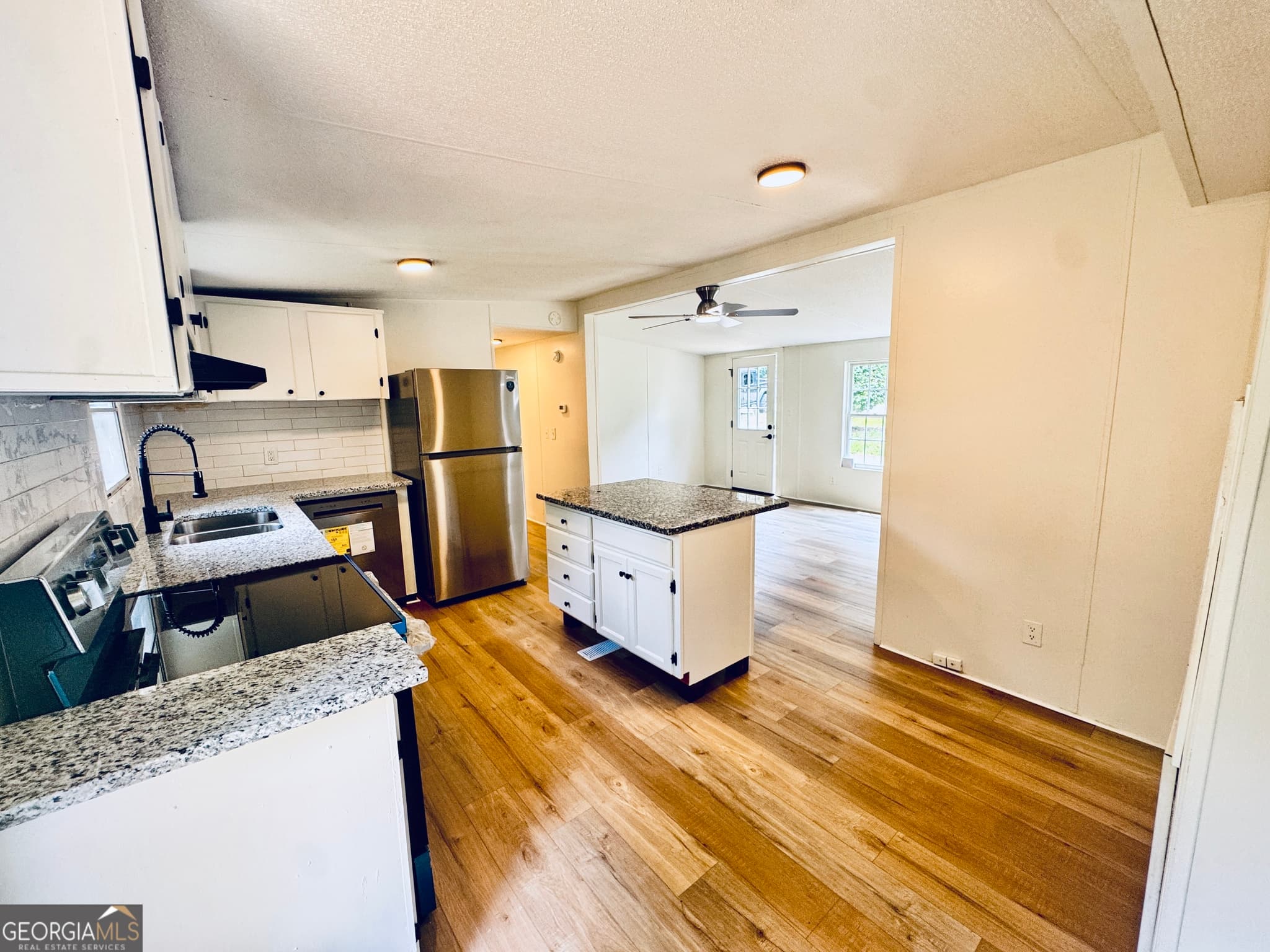 3 bedroom, 2 bathroom manufactured home,single family residence under contract at 713 Woods Road, Tunnel Hill, GA 30755 — photo 6