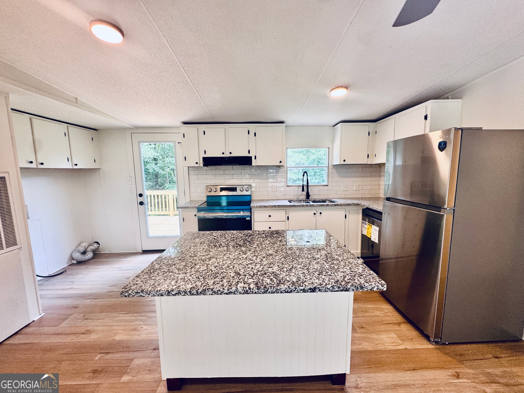 3 bedroom, 2 bathroom manufactured home,single family residence under contract at 713 Woods Road, Tunnel Hill, GA 30755 — photo 7