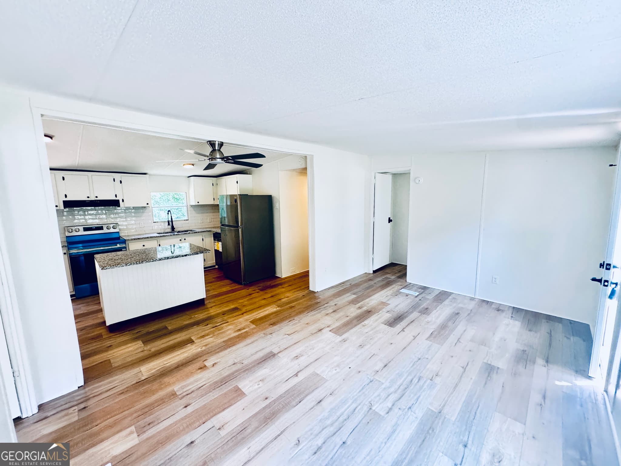 3 bedroom, 2 bathroom manufactured home,single family residence under contract at 713 Woods Road, Tunnel Hill, GA 30755 — photo 3