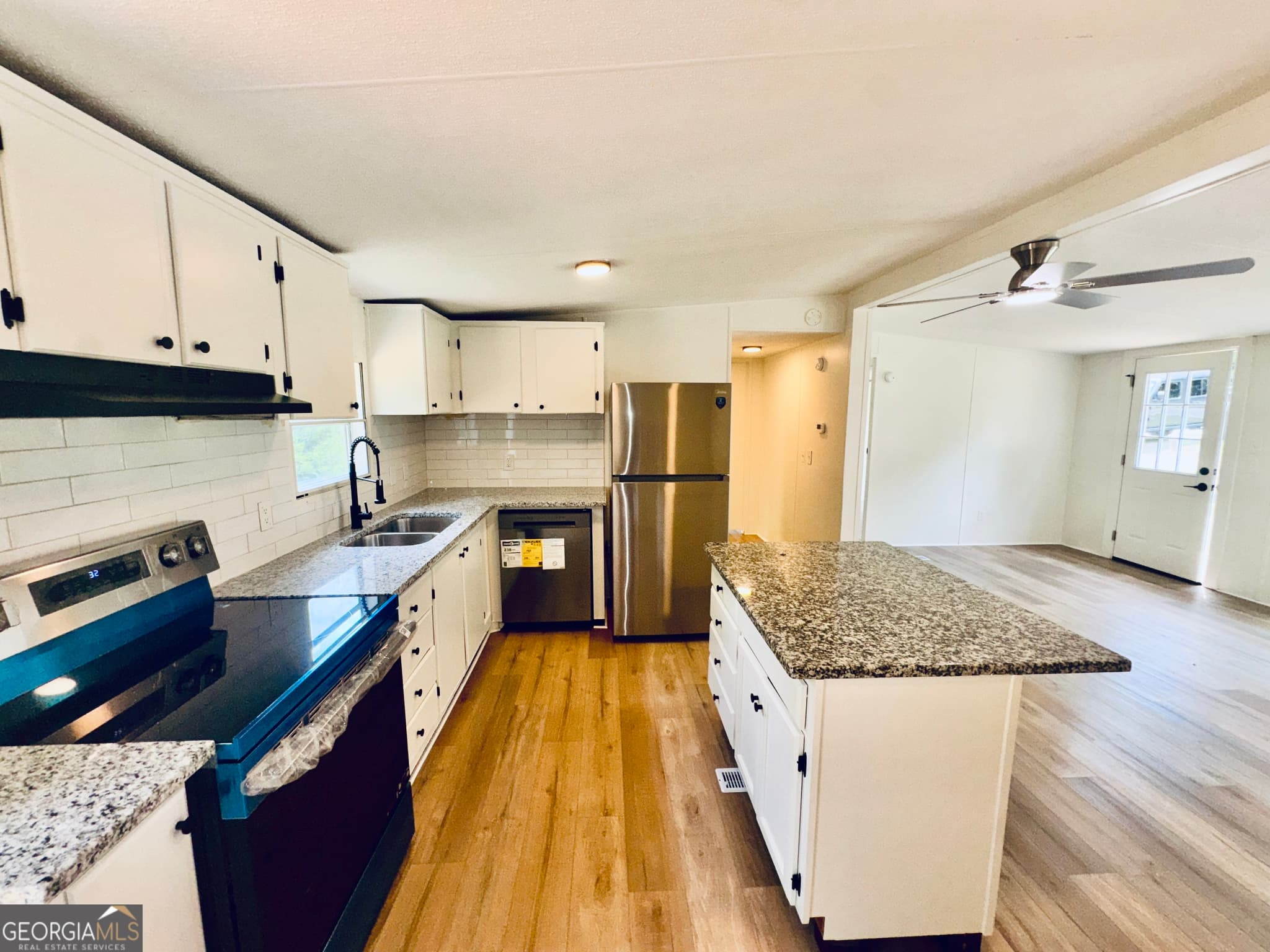 3 bedroom, 2 bathroom manufactured home,single family residence under contract at 713 Woods Road, Tunnel Hill, GA 30755 — photo 5