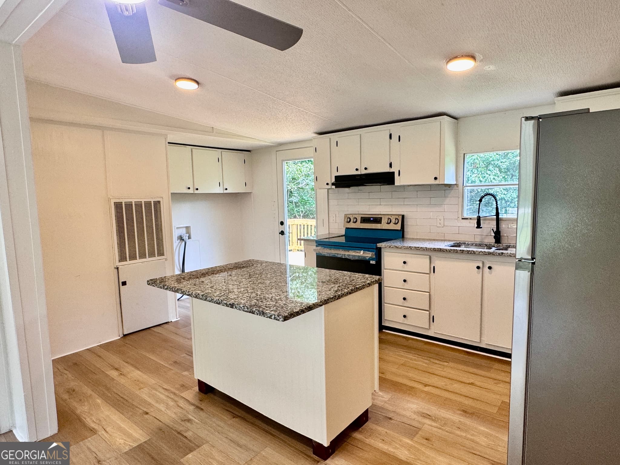 3 bedroom, 2 bathroom manufactured home,single family residence under contract at 713 Woods Road, Tunnel Hill, GA 30755 — photo 8