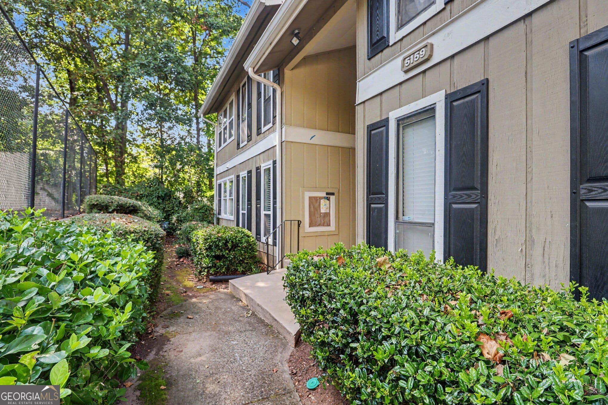 1 bedroom, 1 bathroom, 748 sq ft condominium for sale at 5157 Roswell Road 8, Sandy Springs, GA 30342 — photo 2