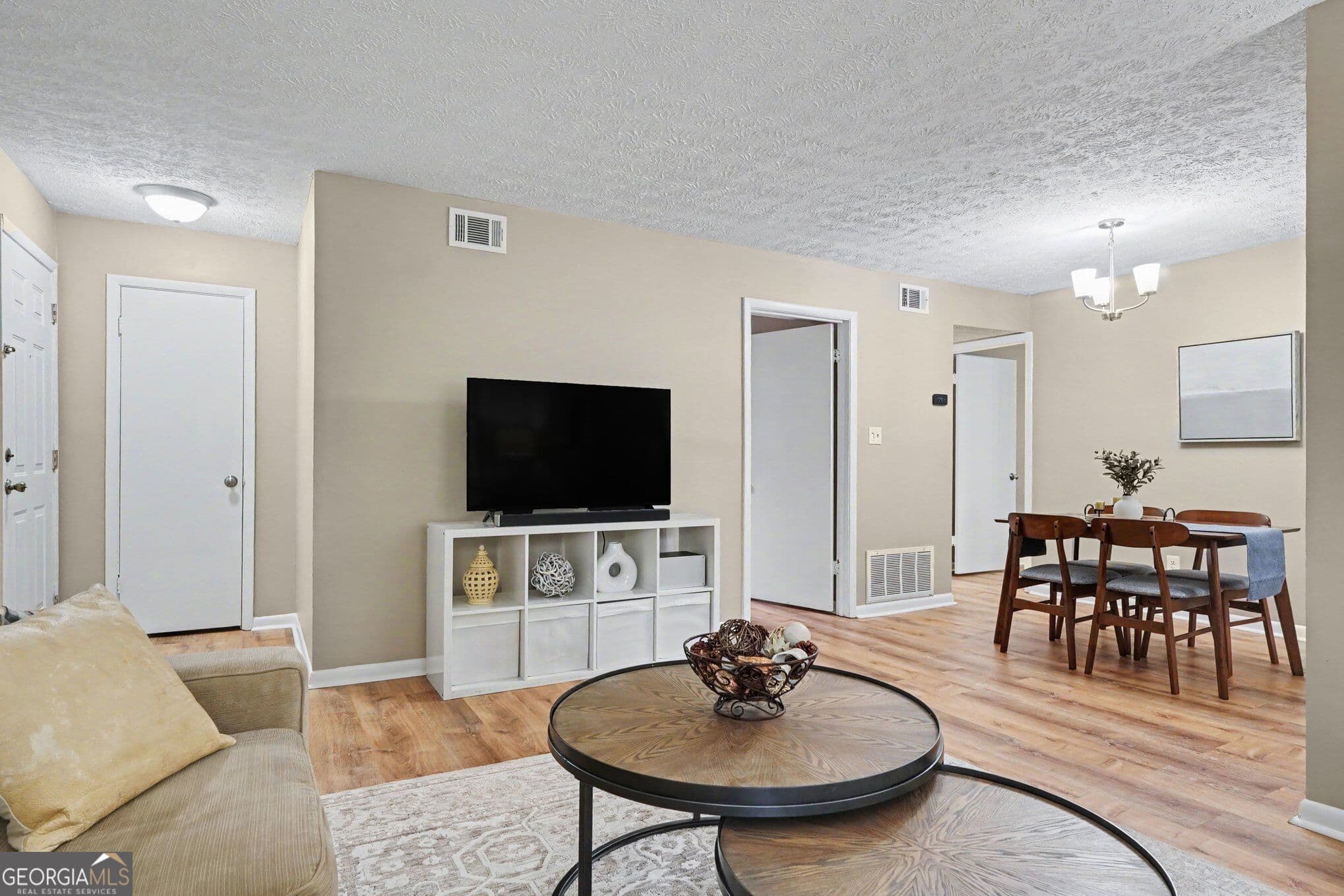 1 bedroom, 1 bathroom, 748 sq ft condominium for sale at 5157 Roswell Road 8, Sandy Springs, GA 30342 — photo 8