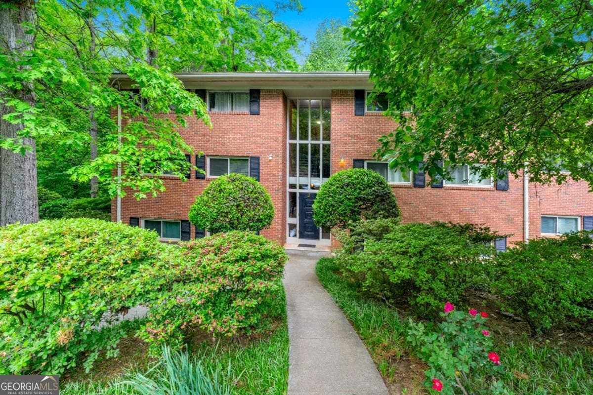 2 bedroom, 1 bathroom, 1,032 sq ft condominium sold at 1111 Clairemont Avenue J6, Decatur, GA 30030