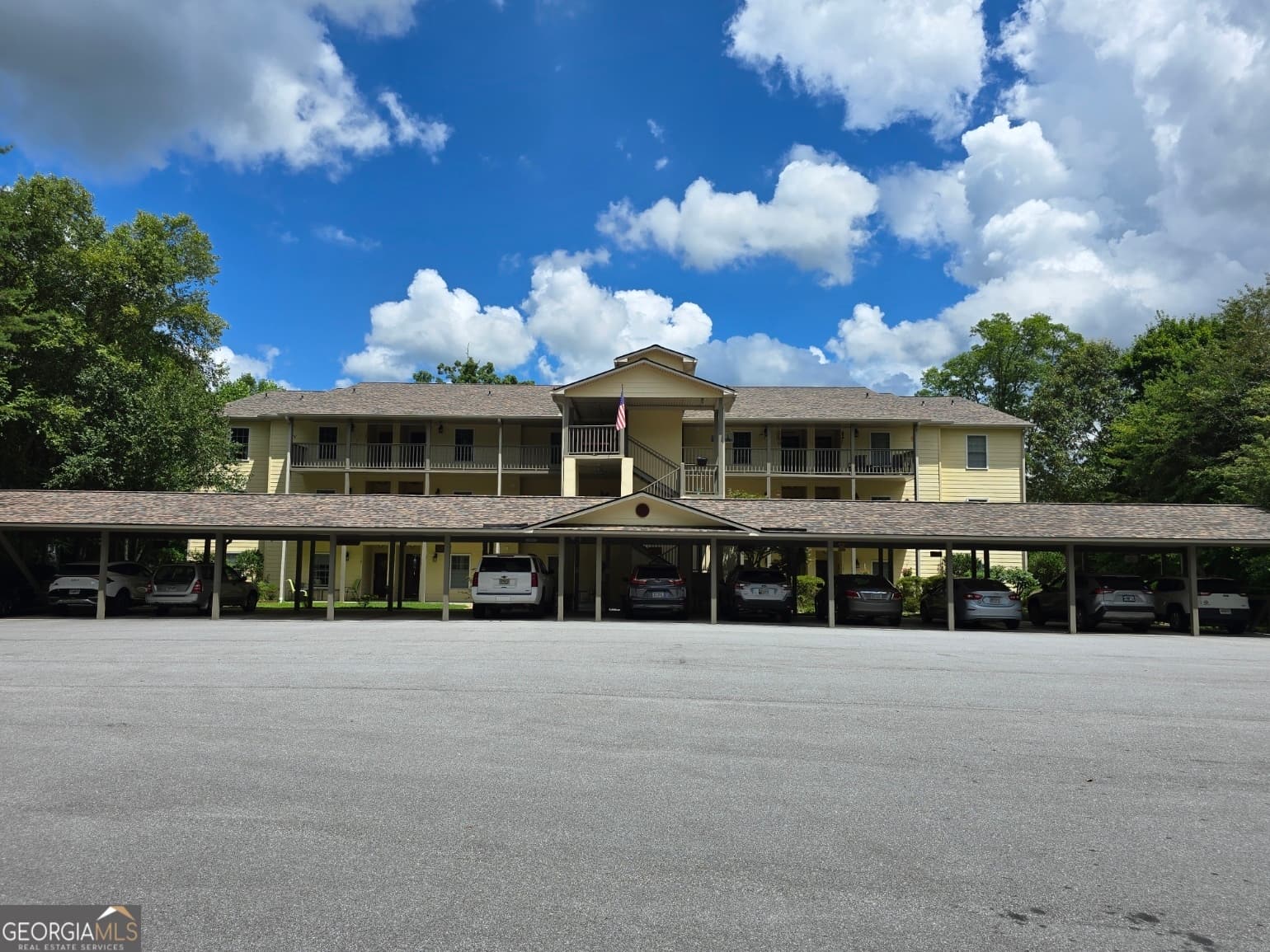 3 bedroom, 3 bathroom, 1,696 sq ft condominium for sale at 300 Ginger Creek Lane 303, Clayton, GA 30525 — photo 1 of 15