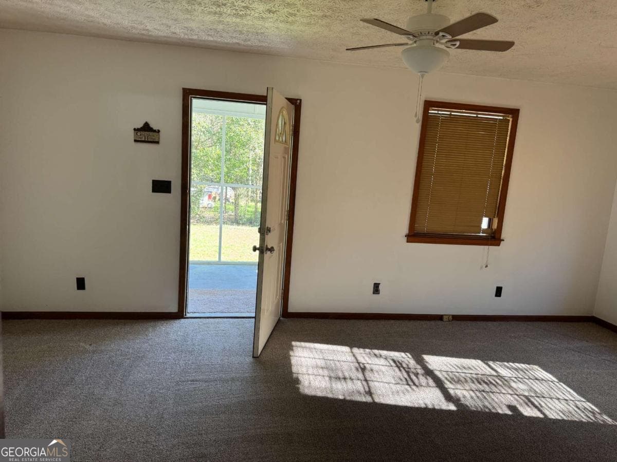 3 bedroom, 2 bathroom, 1,800 sq ft single family residence for sale at 313 Carter Street, Greenville, GA 30222 — photo 3
